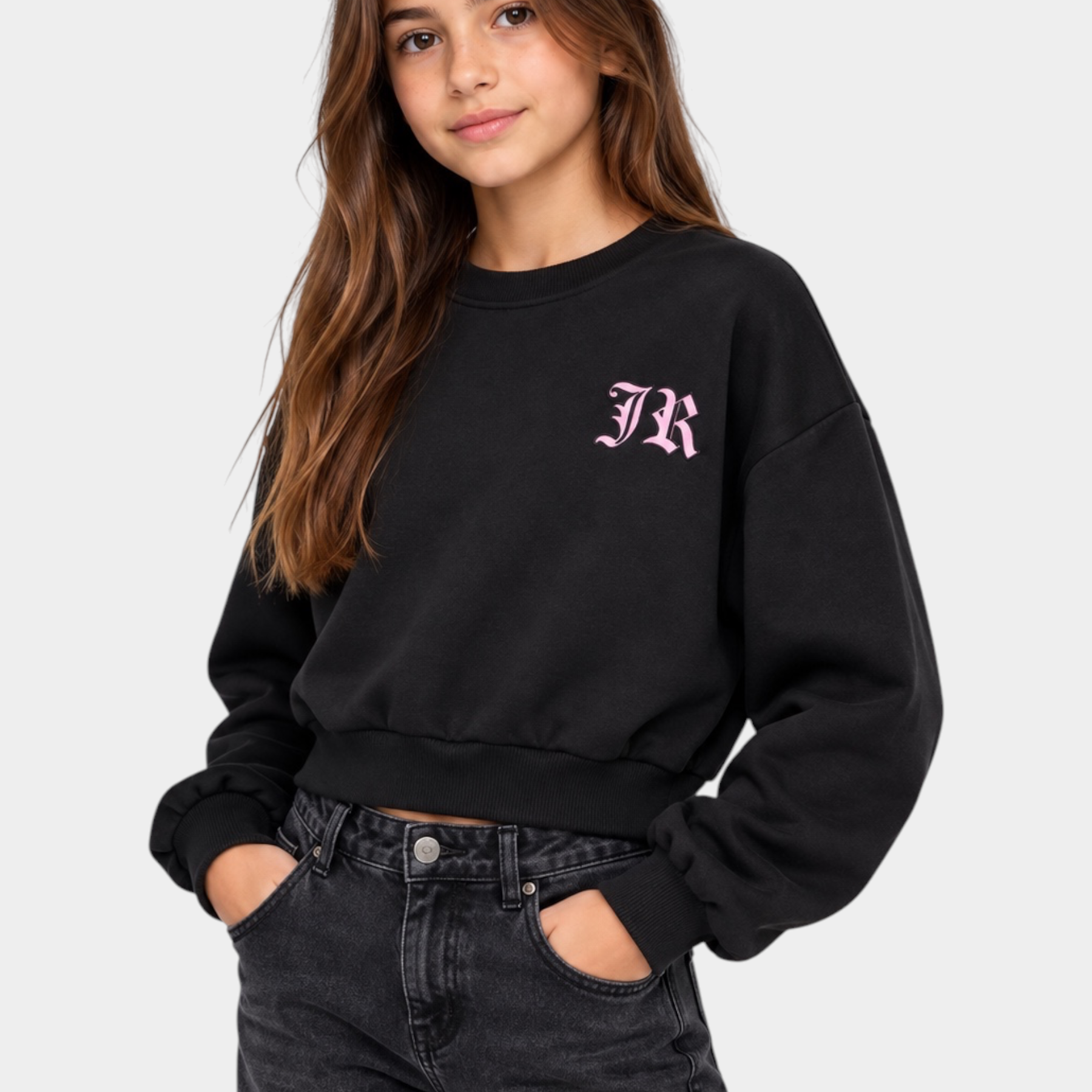 Ragazza indossa una felpa girocollo nera Follower SRL con logo JR rosa ricamato sul petto