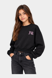 Ragazza indossa una felpa girocollo nera Follower SRL con logo JR rosa ricamato sul petto