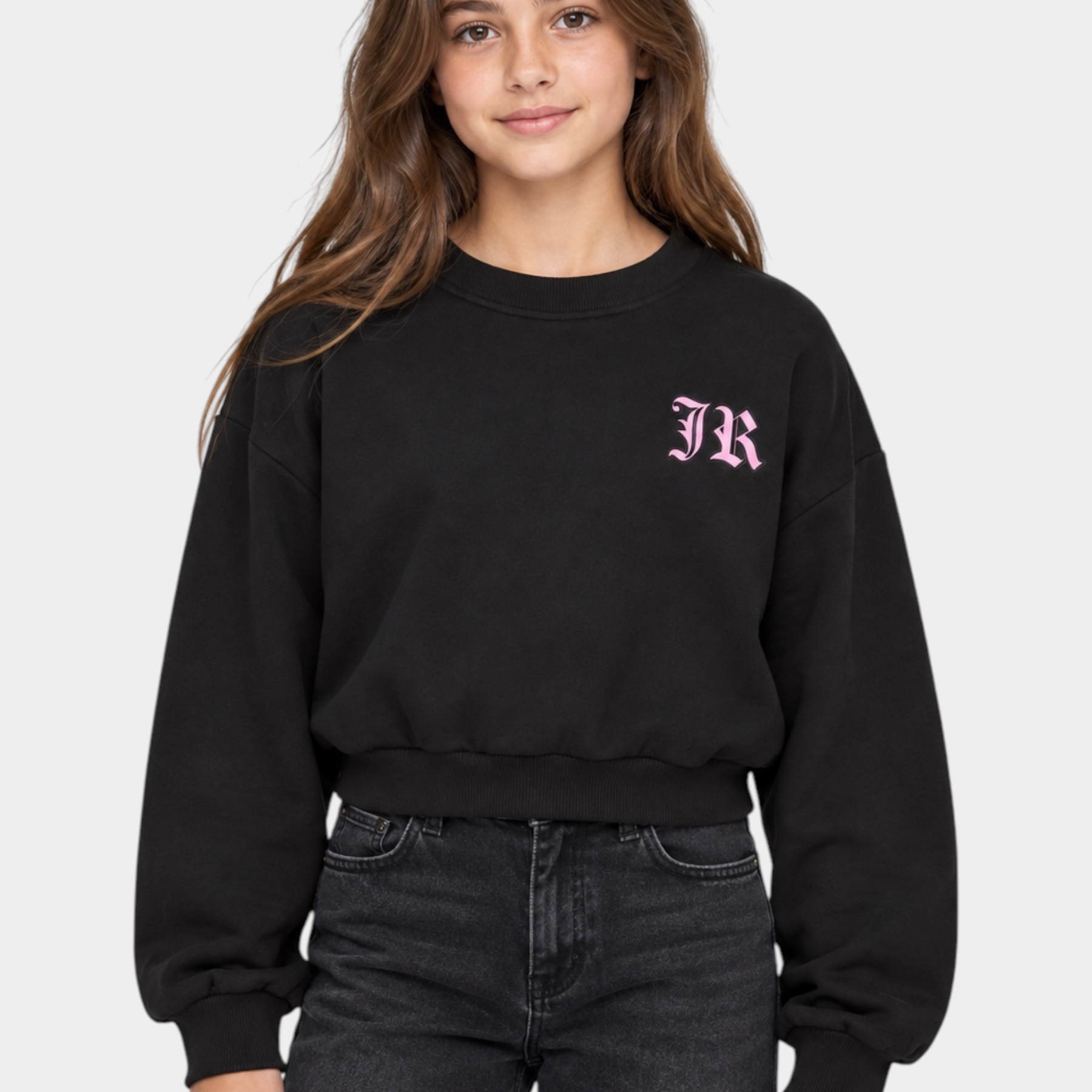 Ragazza indossa una felpa girocollo nera Follower SRL con logo JR rosa ricamato sul petto