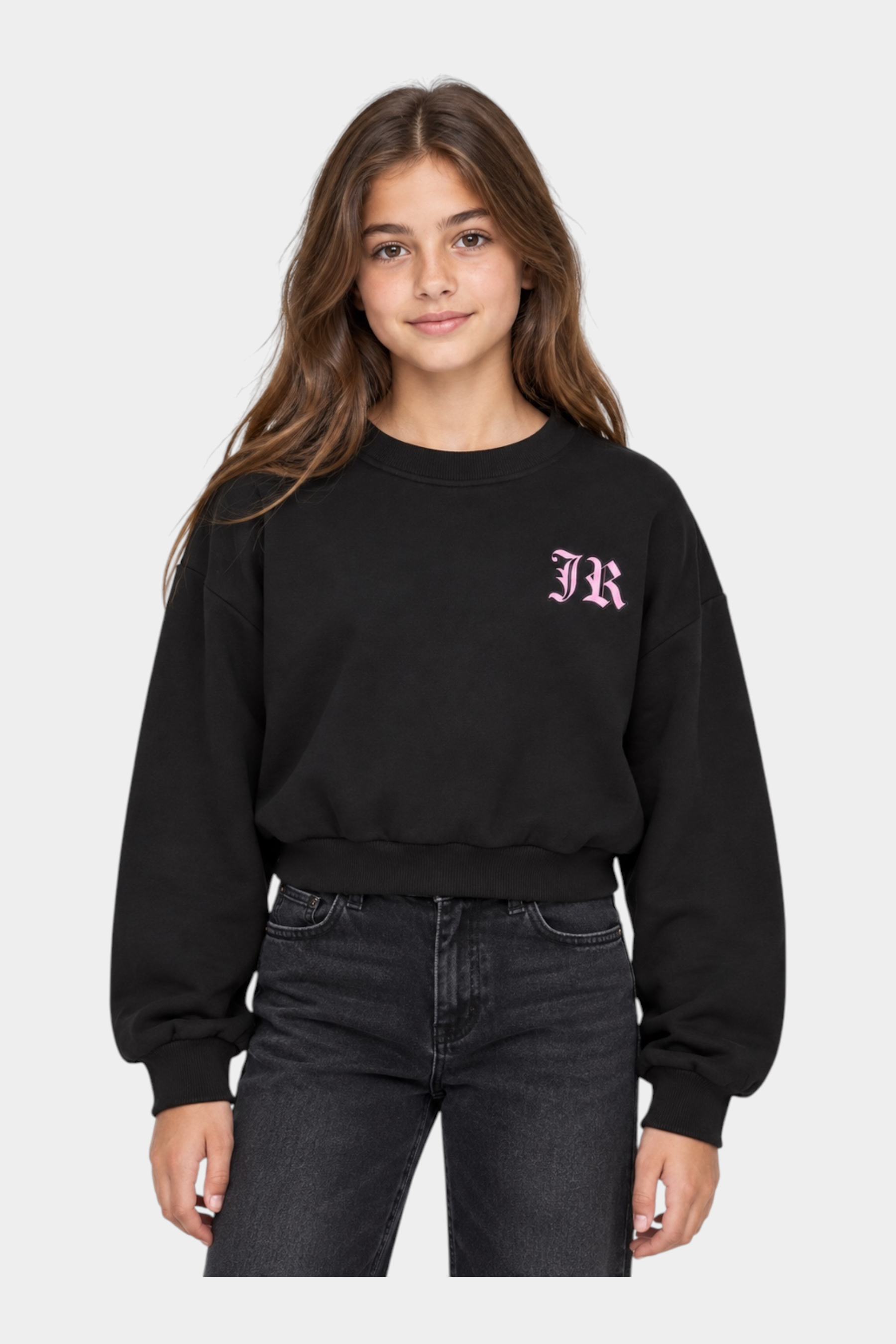 Ragazza indossa una felpa girocollo nera Follower SRL con logo JR rosa ricamato sul petto