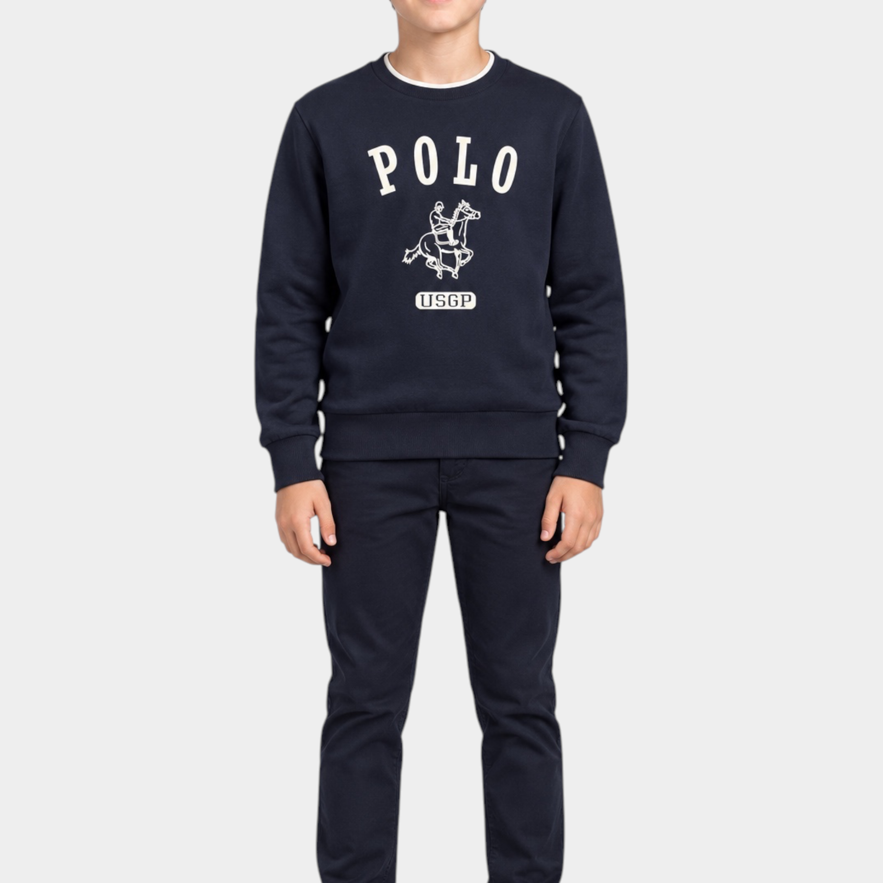 Ragazzo indossa felpa girocollo nera Follower SRL con maxi logo bianco US GRAND POLO e pantaloni abbinati