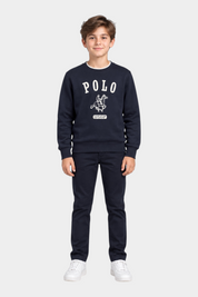 Ragazzo indossa felpa girocollo nera Follower SRL con maxi logo bianco US GRAND POLO e pantaloni abbinati