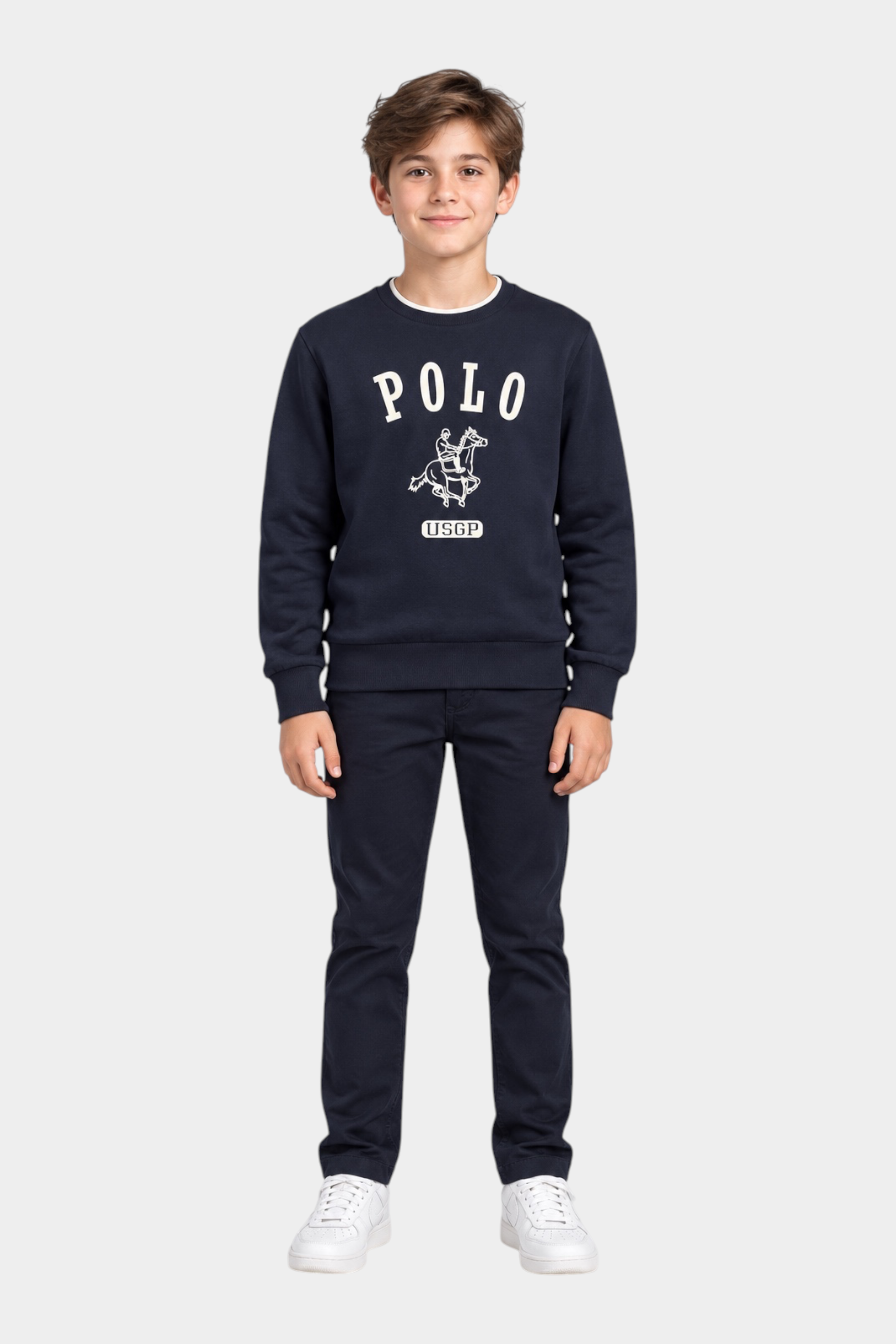 Ragazzo indossa felpa girocollo nera Follower SRL con maxi logo bianco US GRAND POLO e pantaloni abbinati