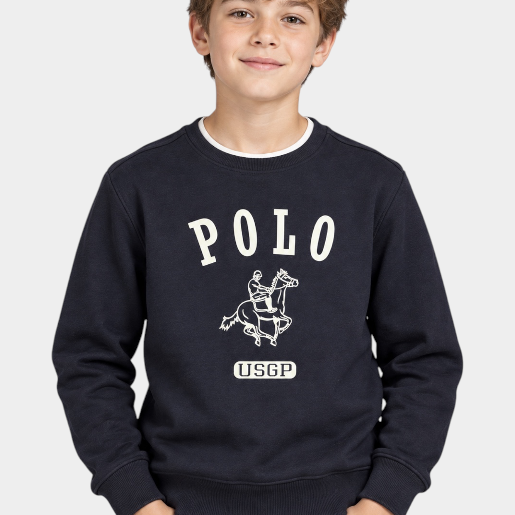 Ragazzo indossa una felpa girocollo nera Follower SRL con logo US GRAND POLO bianco stampato sul petto