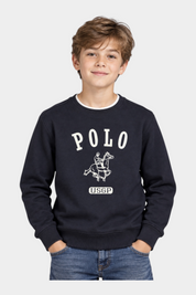 Ragazzo indossa una felpa girocollo nera Follower SRL con logo US GRAND POLO bianco stampato sul petto