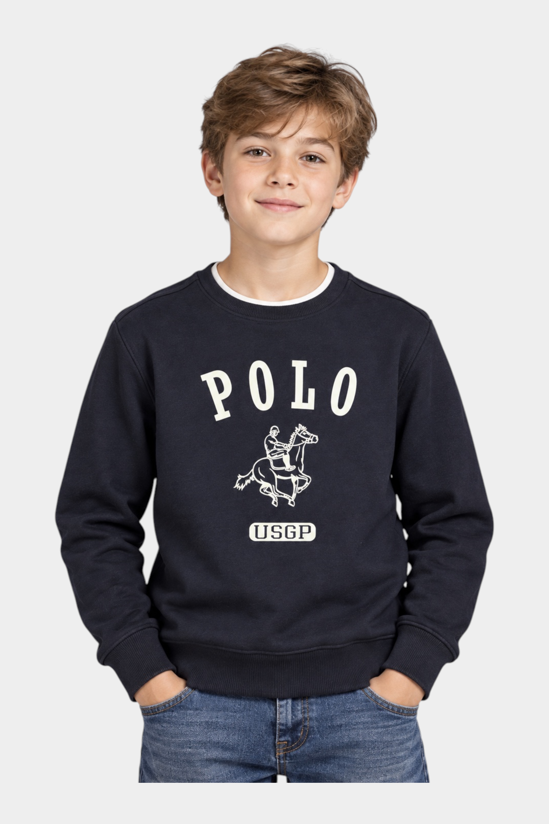 Ragazzo indossa una felpa girocollo nera Follower SRL con logo US GRAND POLO bianco stampato sul petto