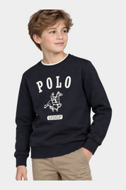 Ragazzo indossa felpa girocollo nera Follower SRL con logo US GRAND POLO bianco stampato sul petto