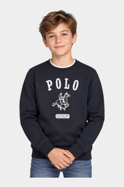 Ragazzo indossa felpa girocollo nera Follower SRL con logo US GRAND POLO bianco stampato sul petto