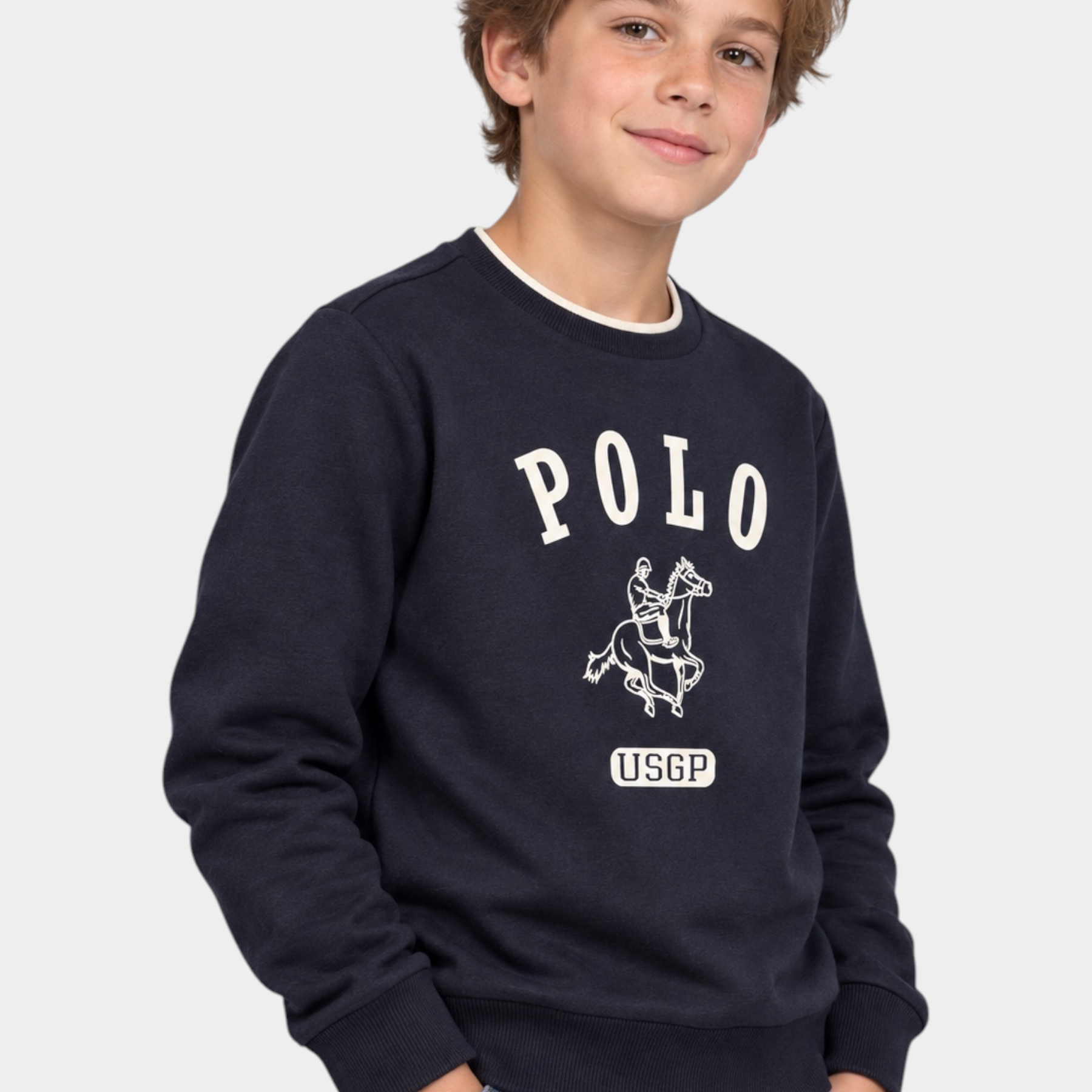 Ragazzo indossa felpa girocollo nera Follower SRL con maxi logo US GRAND POLO bianco e dettagli a coste