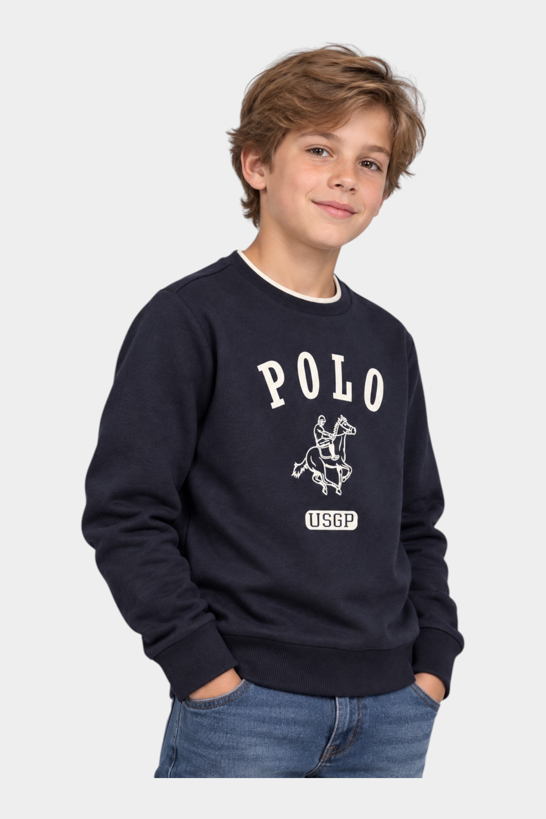 Ragazzo indossa felpa girocollo nera Follower SRL con maxi logo US GRAND POLO bianco e dettagli a coste