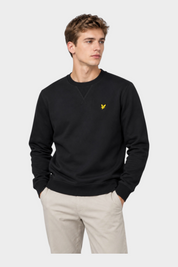 Modello indossa felpa girocollo nera in cotone Follower SRL con logo giallo sul petto e dettagli a V sul colletto