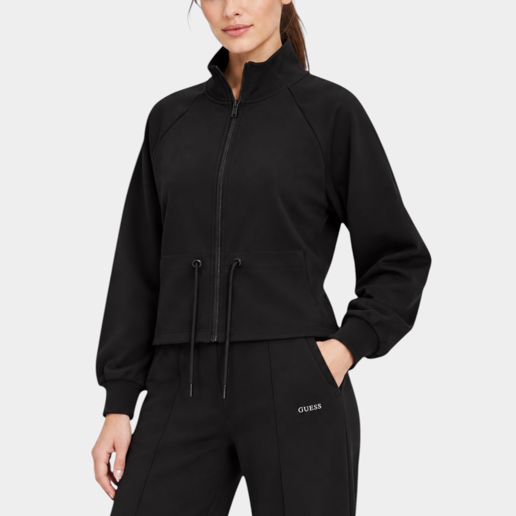 Modella indossa felpa full zip nera Follower SRL con collo alto e coulisse in vita su sfondo neutro