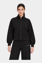 Modella indossa una felpa full zip nera Follower SRL con colletto alto e coulisse in vita, stile casual ed elegante
