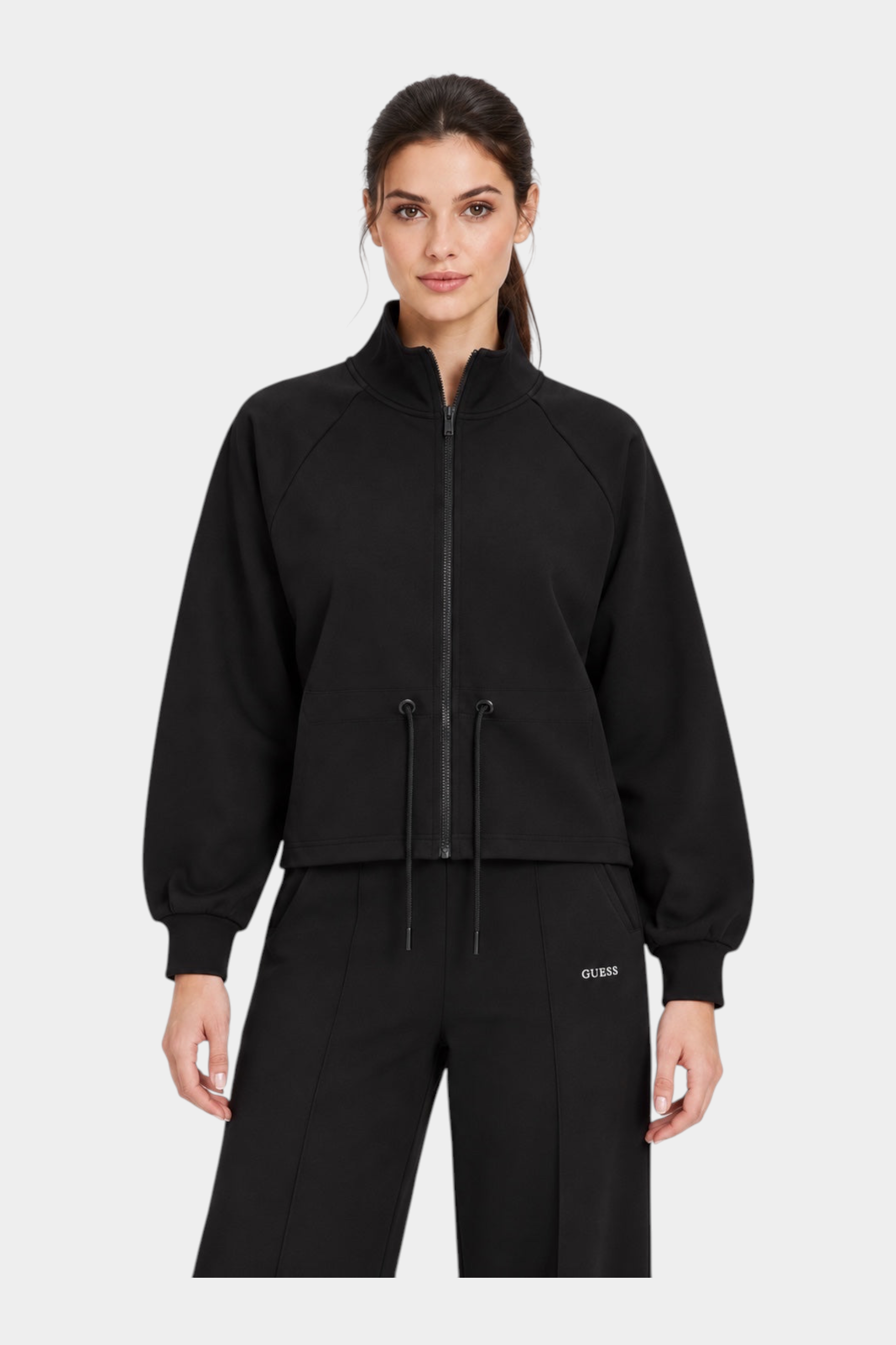 Modella indossa una felpa full zip nera Follower SRL con colletto alto e coulisse in vita, stile casual ed elegante