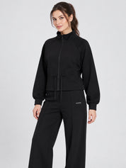 Modella indossa felpa full zip nera Follower SRL con coulisse in vita e collo alto, abbinata a pantaloni coordinati
