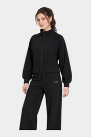 Modella indossa felpa full zip nera Follower SRL con coulisse in vita e collo alto, abbinata a pantaloni coordinati