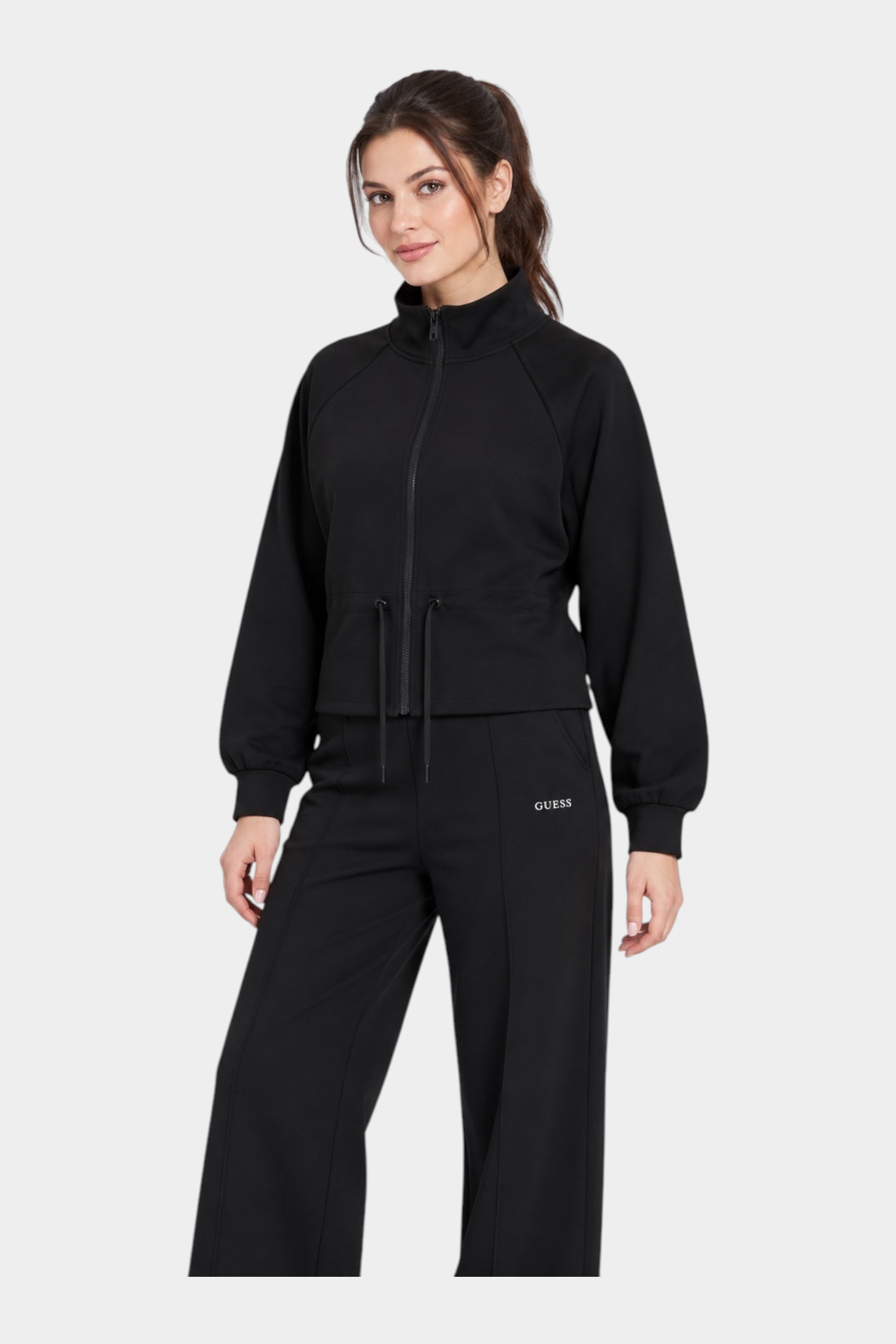 Modella indossa felpa full zip nera Follower SRL con coulisse in vita e collo alto, abbinata a pantaloni coordinati