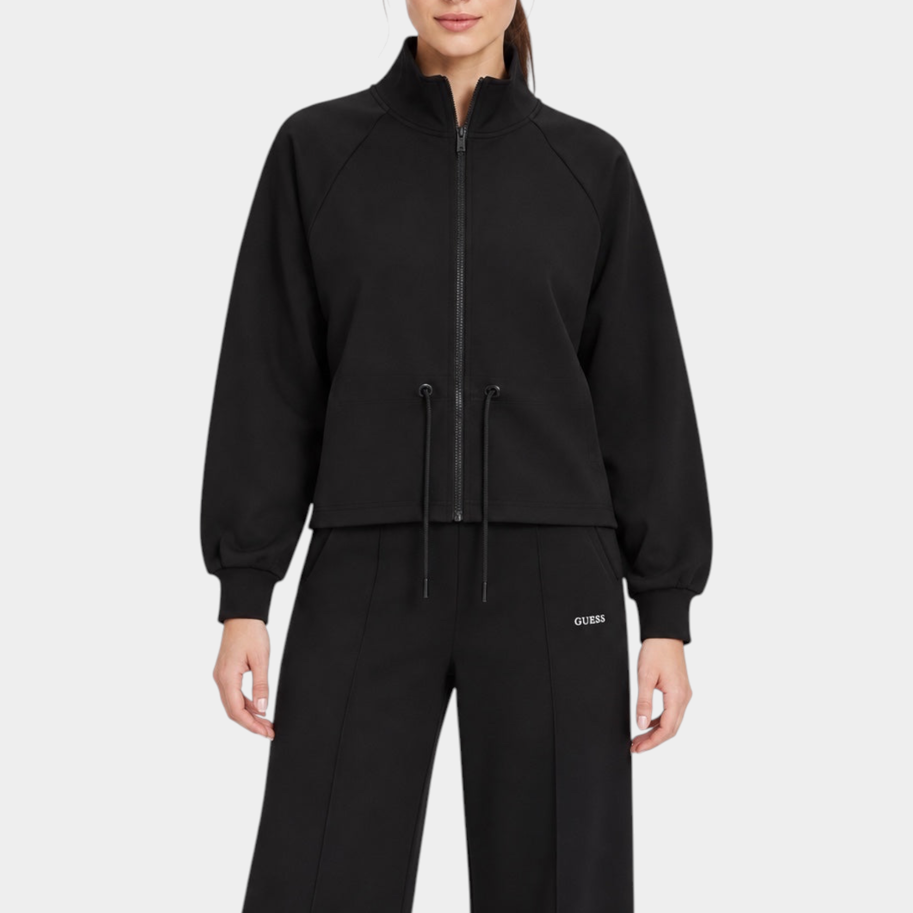 Modella indossa felpa full zip nera Follower SRL con coulisse in vita e collo alto, abbinata a pantaloni neri