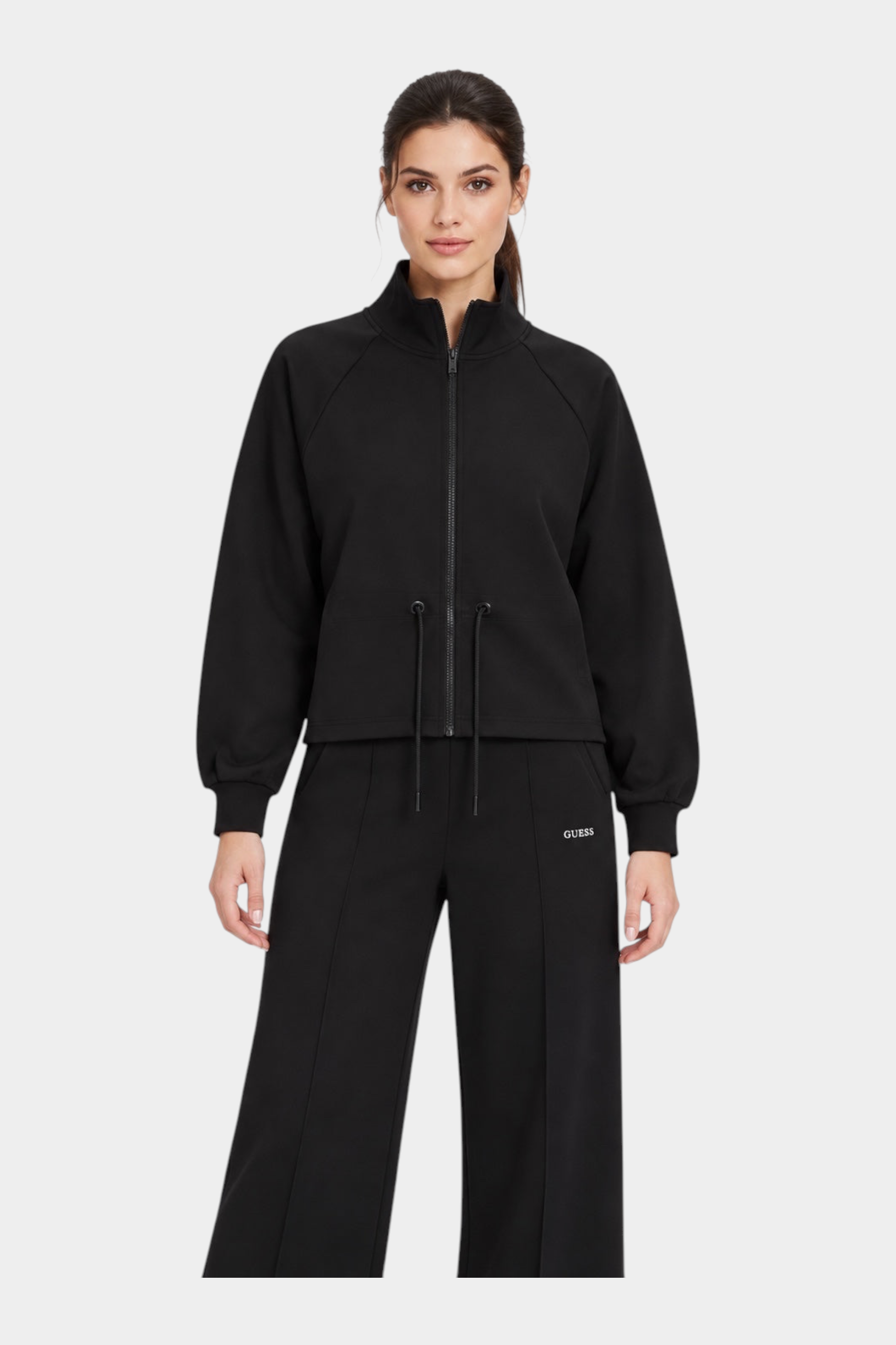 Modella indossa felpa full zip nera Follower SRL con coulisse in vita e collo alto, abbinata a pantaloni neri