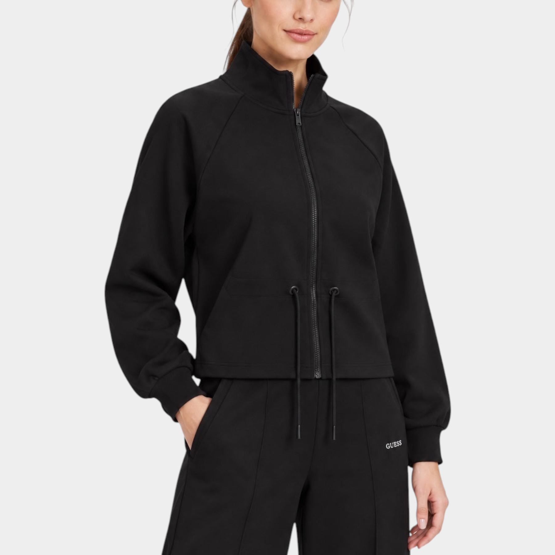 Modella indossa felpa full zip nera Follower SRL con collo alto e coulisse in vita, stile sportivo ed elegante