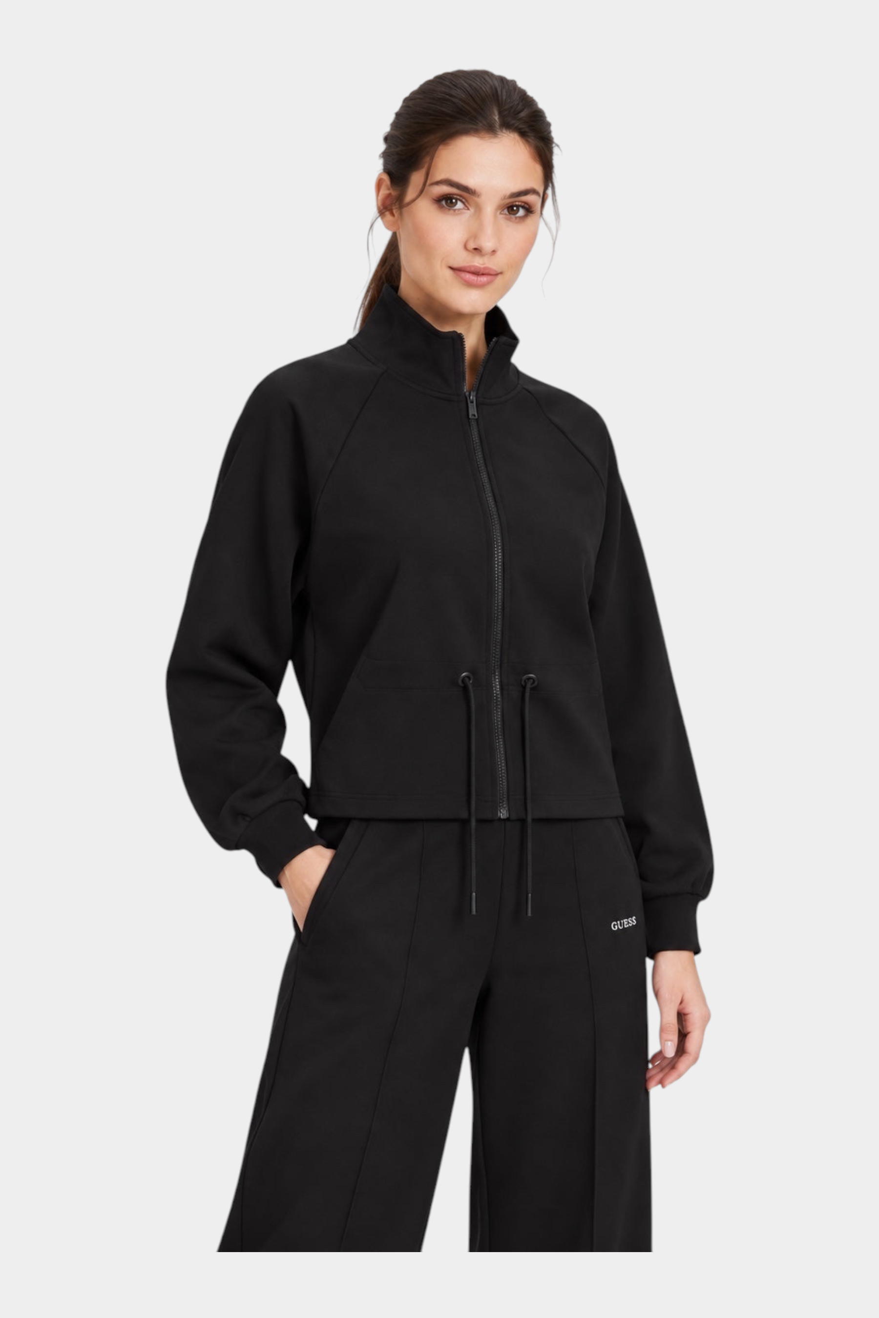 Modella indossa felpa full zip nera Follower SRL con collo alto e coulisse in vita, stile sportivo ed elegante
