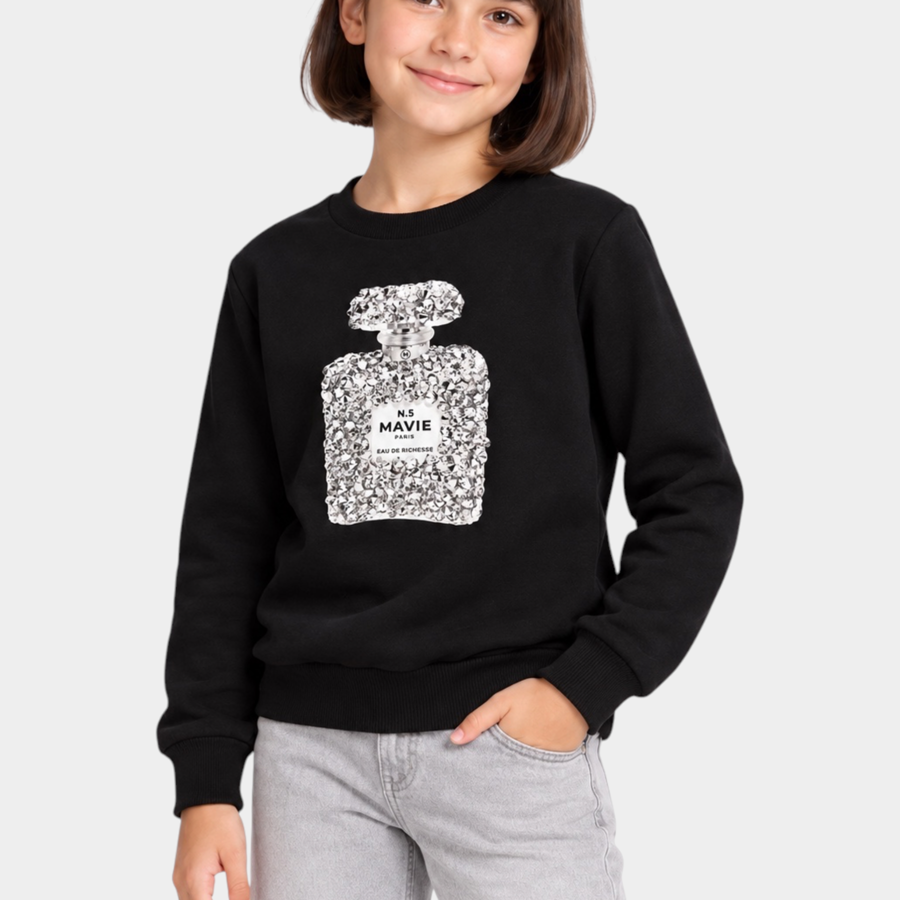 Bambina indossa felpa nera Follower SRL con stampa gioiello a forma di boccetta di profumo su fondo bianco