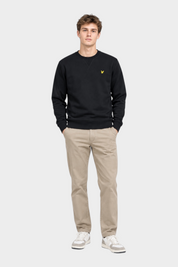 Modello indossa felpa girocollo nera in cotone Lyle & Scott con logo giallo, venduta da Follower SRL