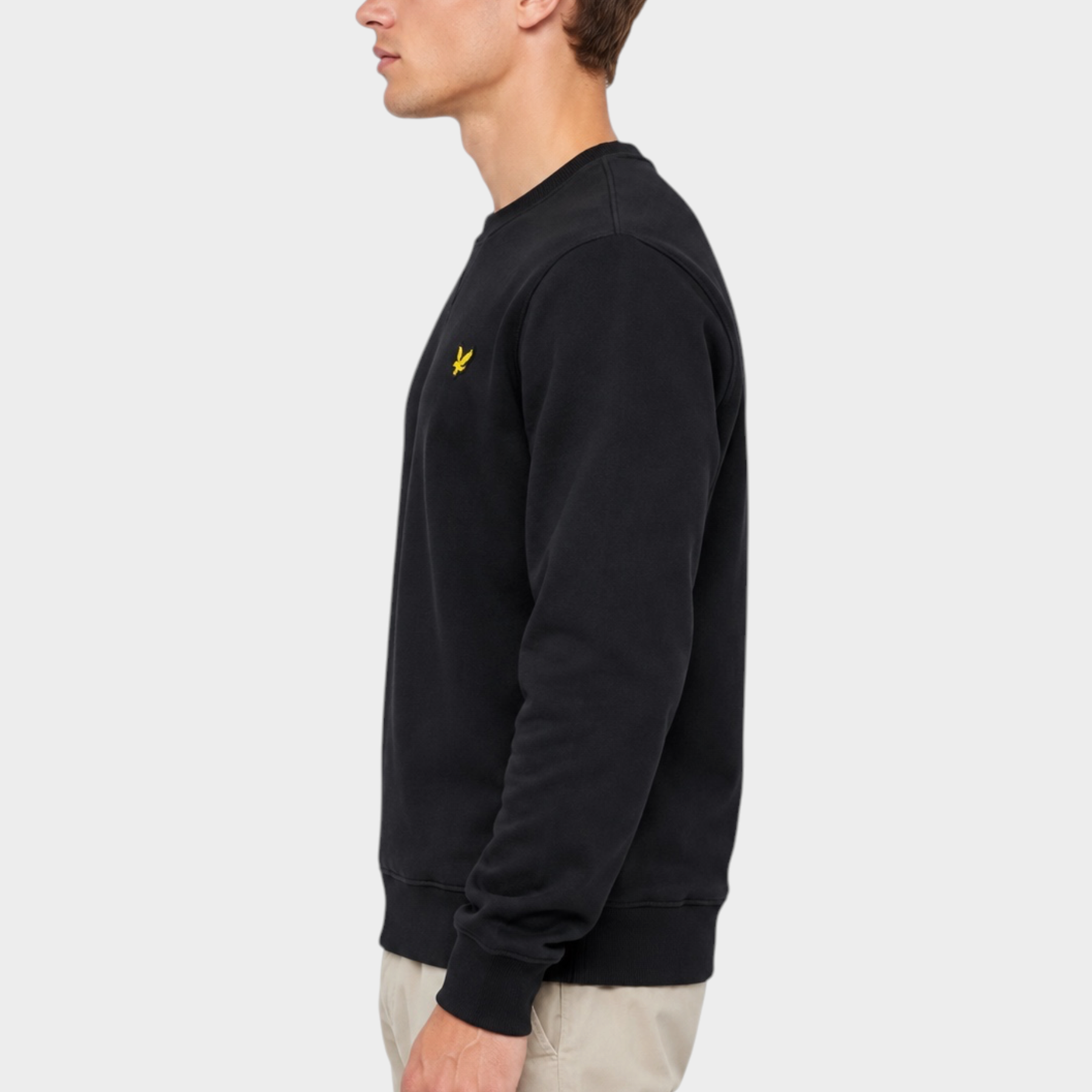 Felpa girocollo nera in cotone Lyle & Scott indossata da un modello, vista laterale, proposta da Follower SRL