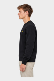 Felpa girocollo nera in cotone Lyle & Scott indossata da un modello, vista laterale, proposta da Follower SRL