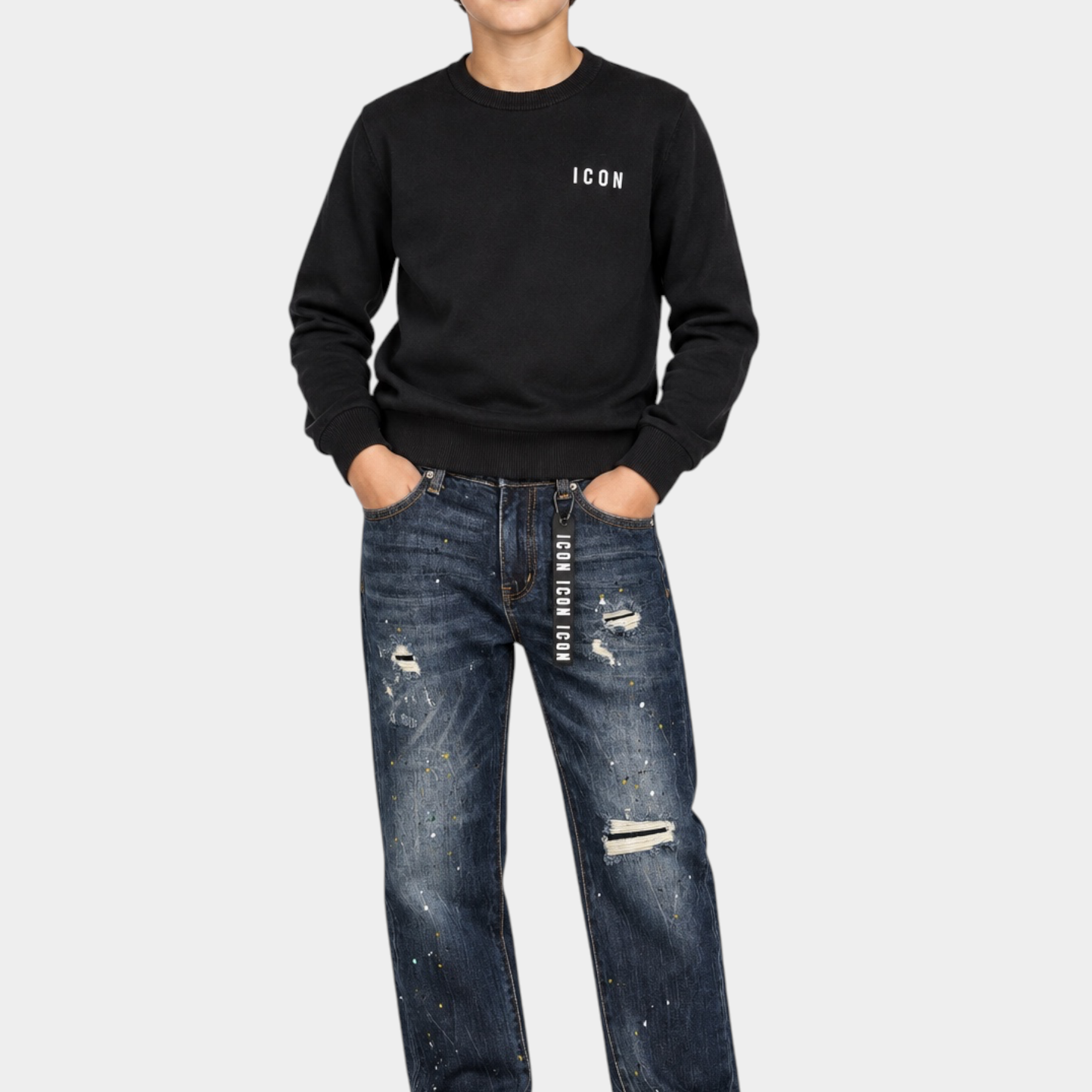 Ragazzo indossa felpa nera Follower SRL con logo ICON bianco, abbinata a jeans strappati e sneakers