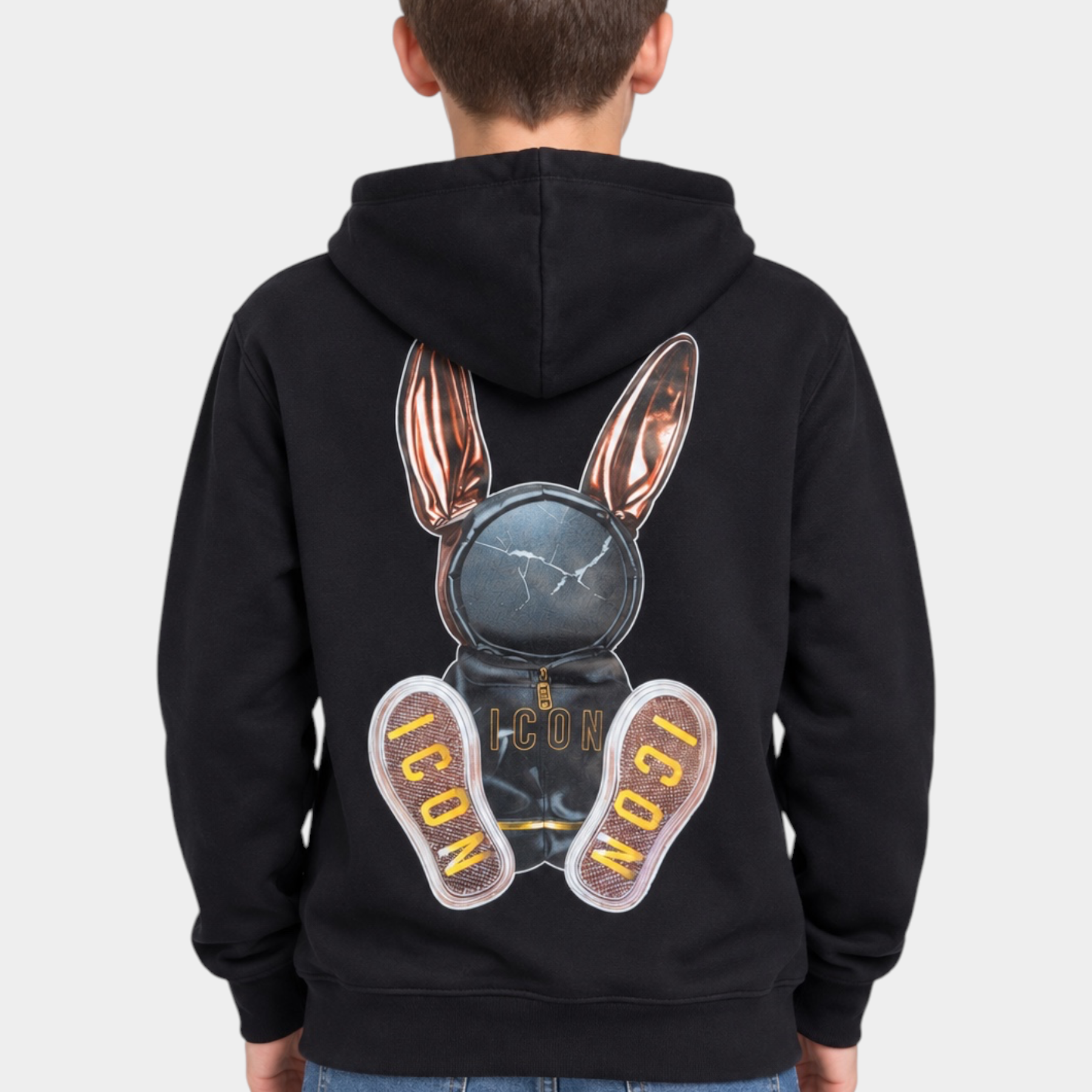 Ragazzo indossa una felpa con cappuccio nera Follower SRL con grafica posteriore di un coniglio stilizzato ICON