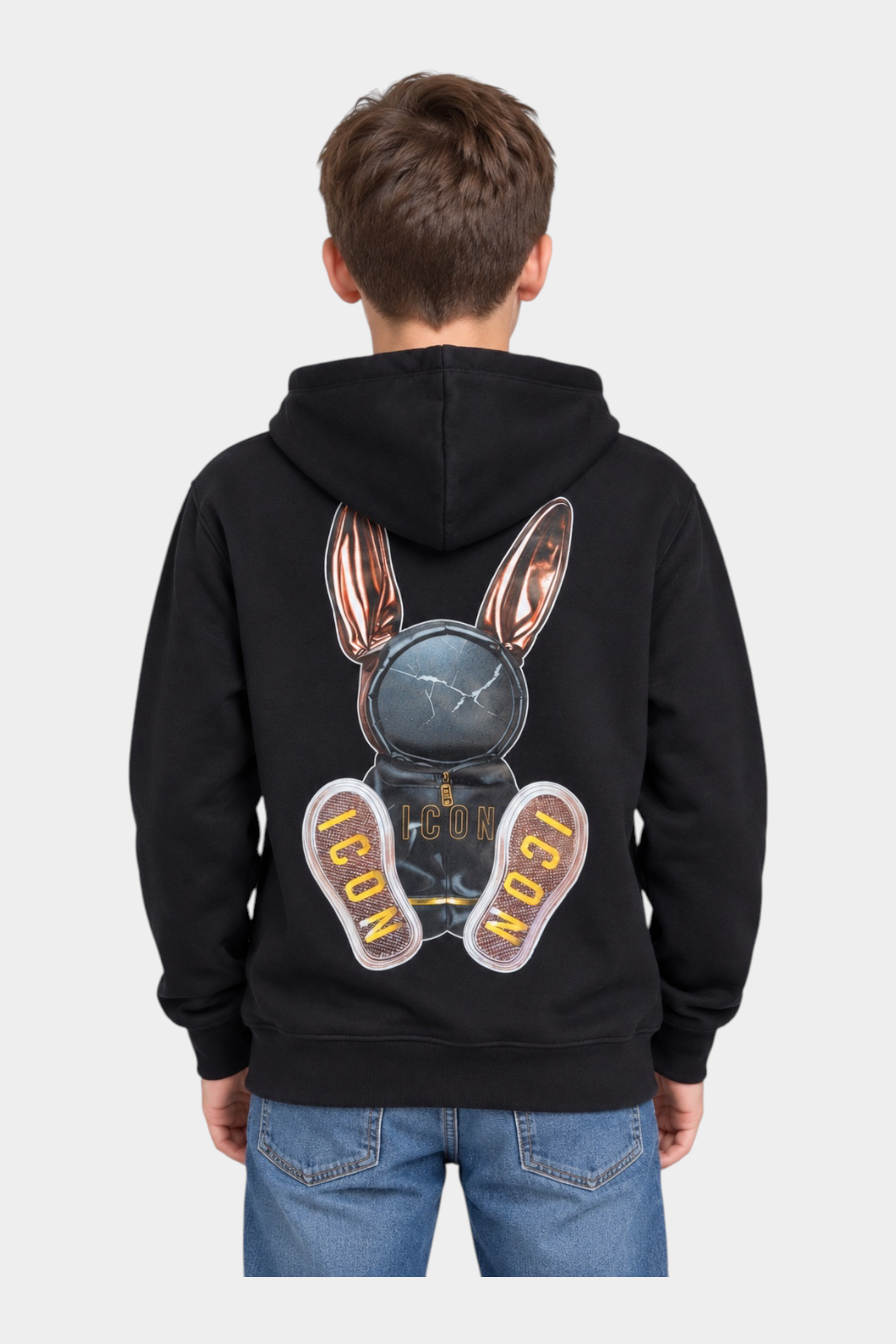 Ragazzo indossa una felpa con cappuccio nera Follower SRL con grafica posteriore di un coniglio stilizzato ICON