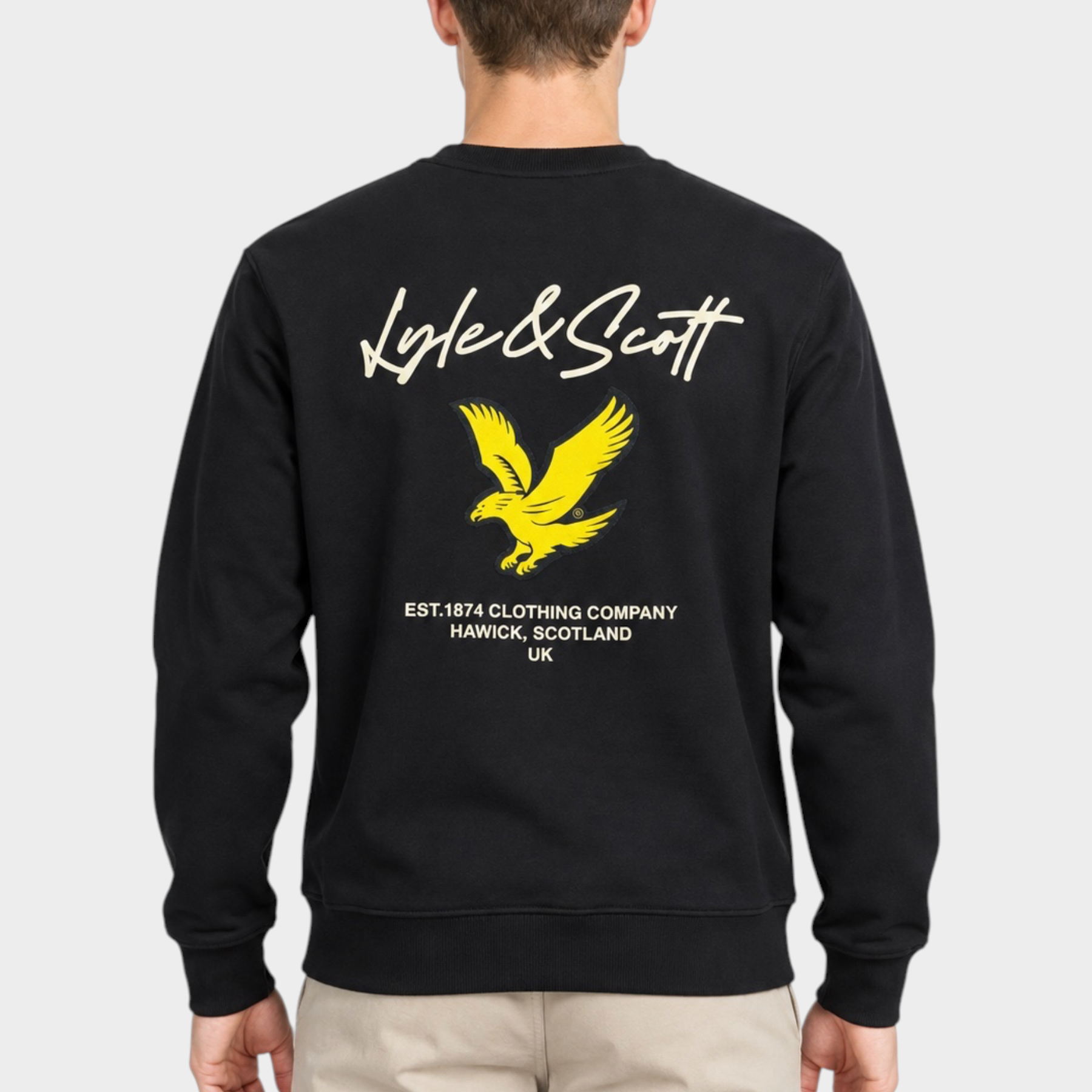 Felpa girocollo nera Follower SRL con logo Lyle & Scott giallo stampato sul retro e dettagli in cotone