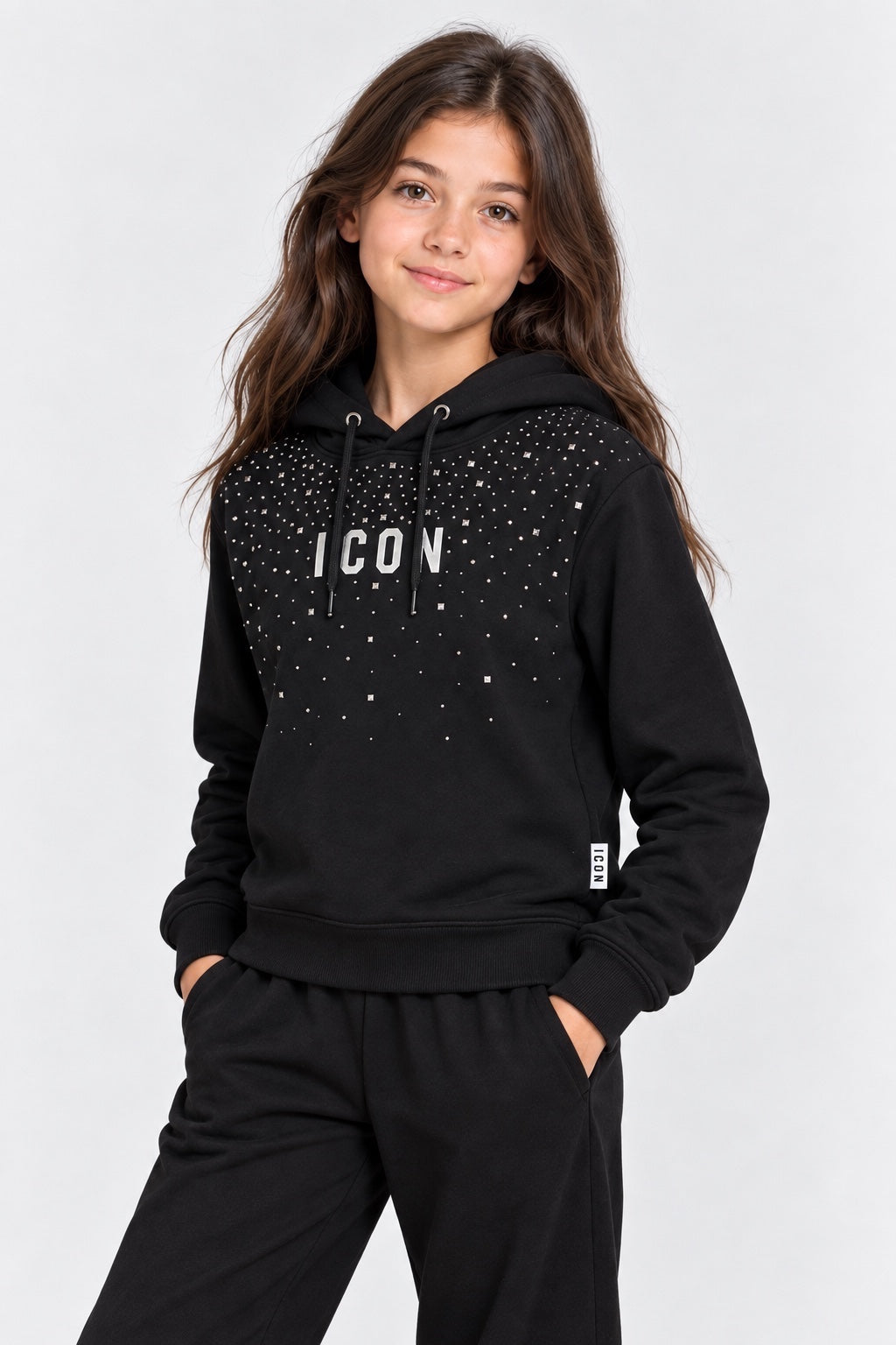 Bambina indossa felpa nera Follower SRL con cappuccio, scritta ICON bianca e decorazioni in strass sul petto