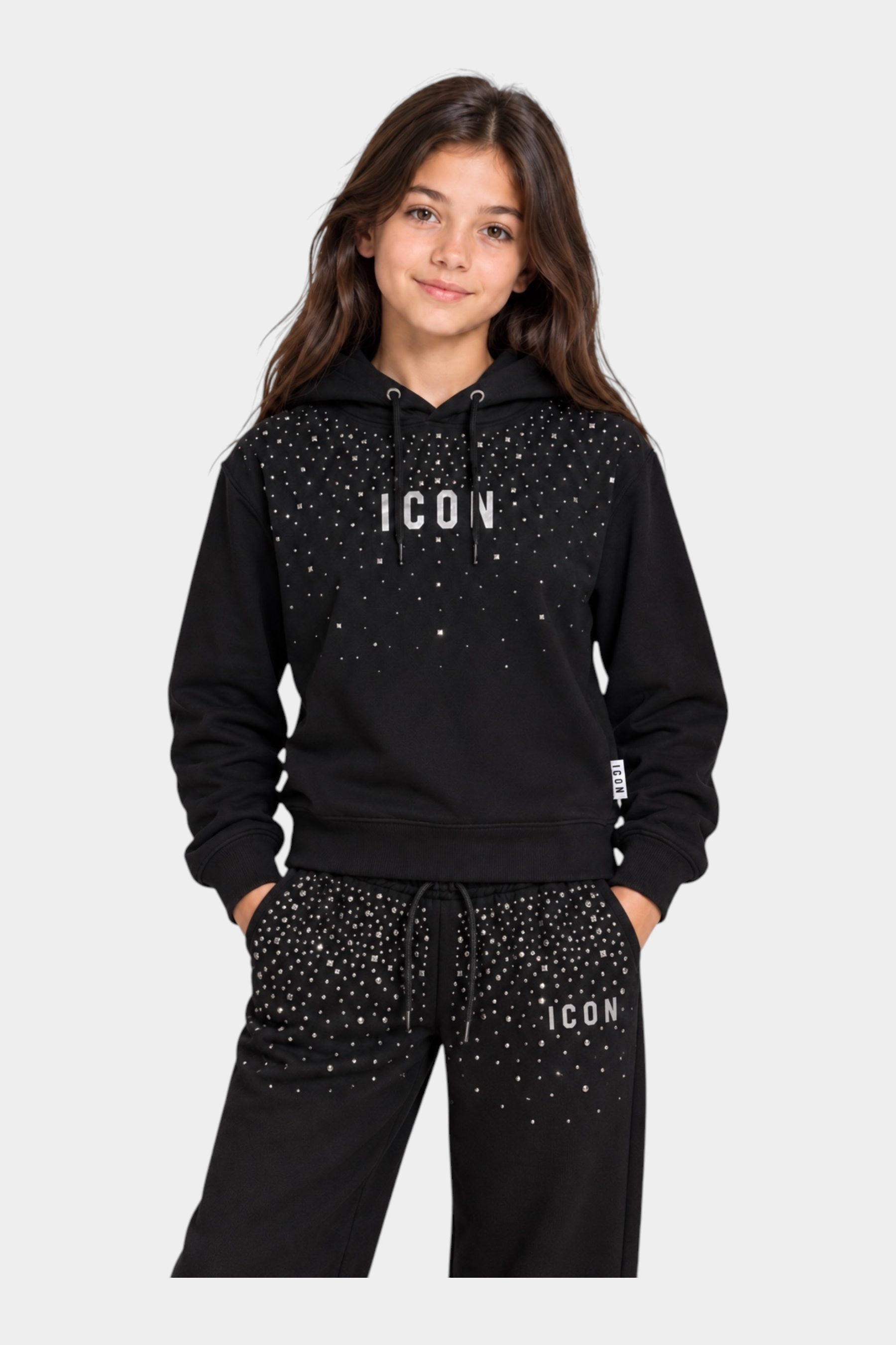 Bambina indossa felpa nera Follower SRL con cappuccio e scritta ICON in strass brillanti su sfondo neutro
