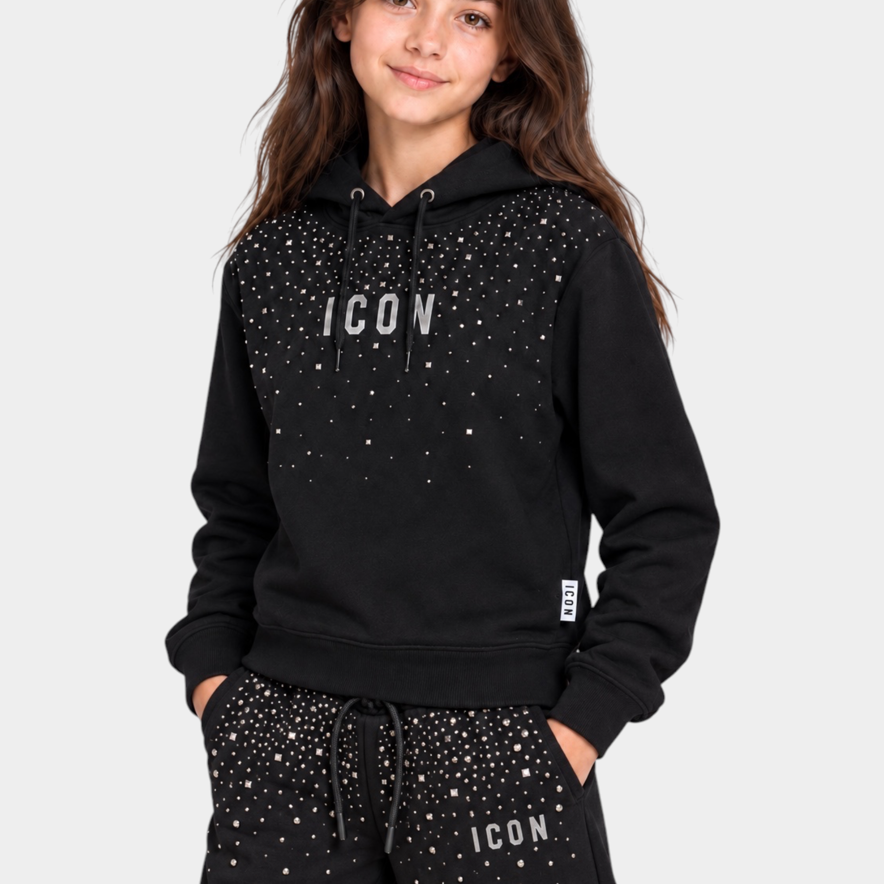 Bambina indossa felpa nera Follower SRL con cappuccio e scritta ICON decorata da strass luminosi