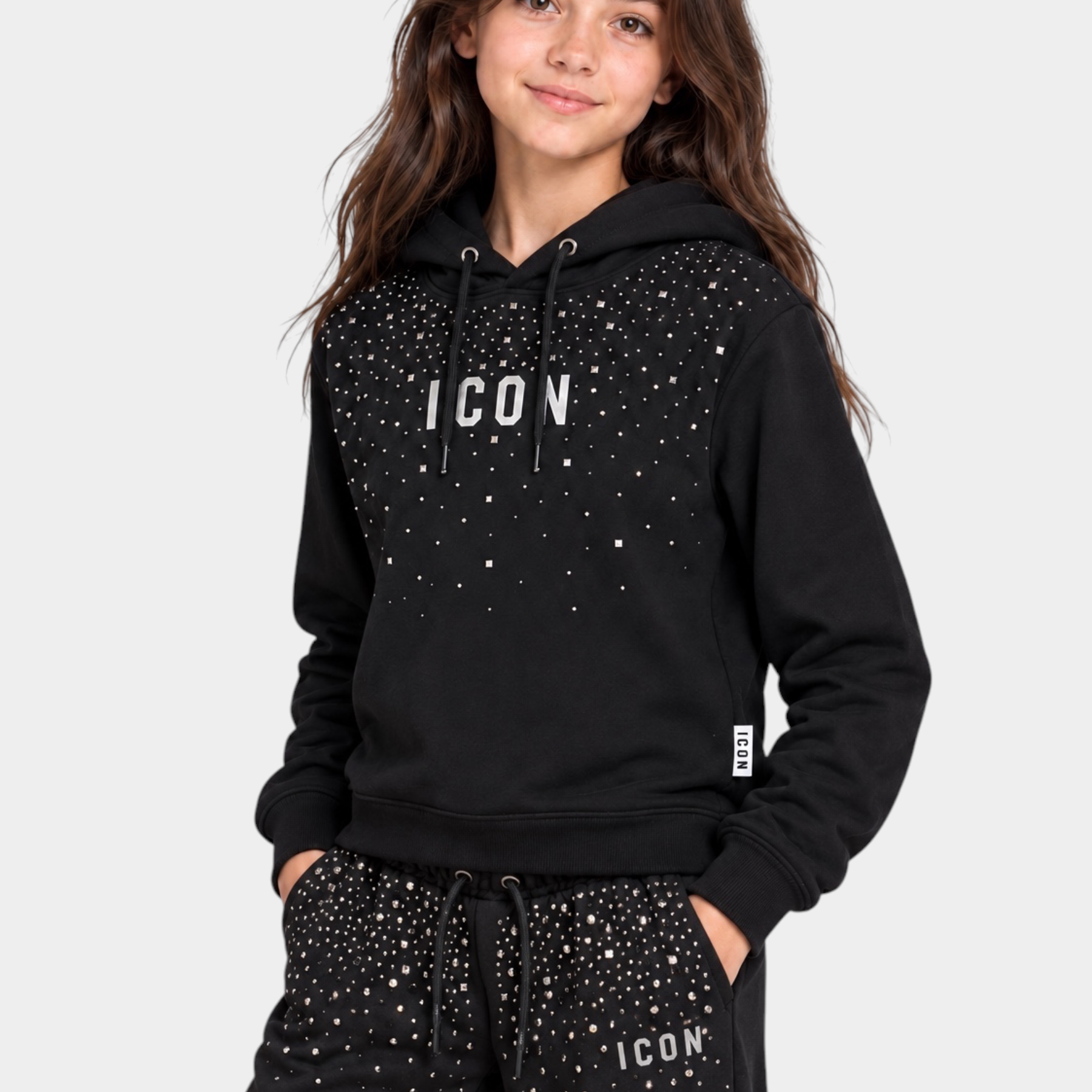 Bambina indossa felpa nera Follower SRL con cappuccio e scritta ICON decorata da strass luminosi