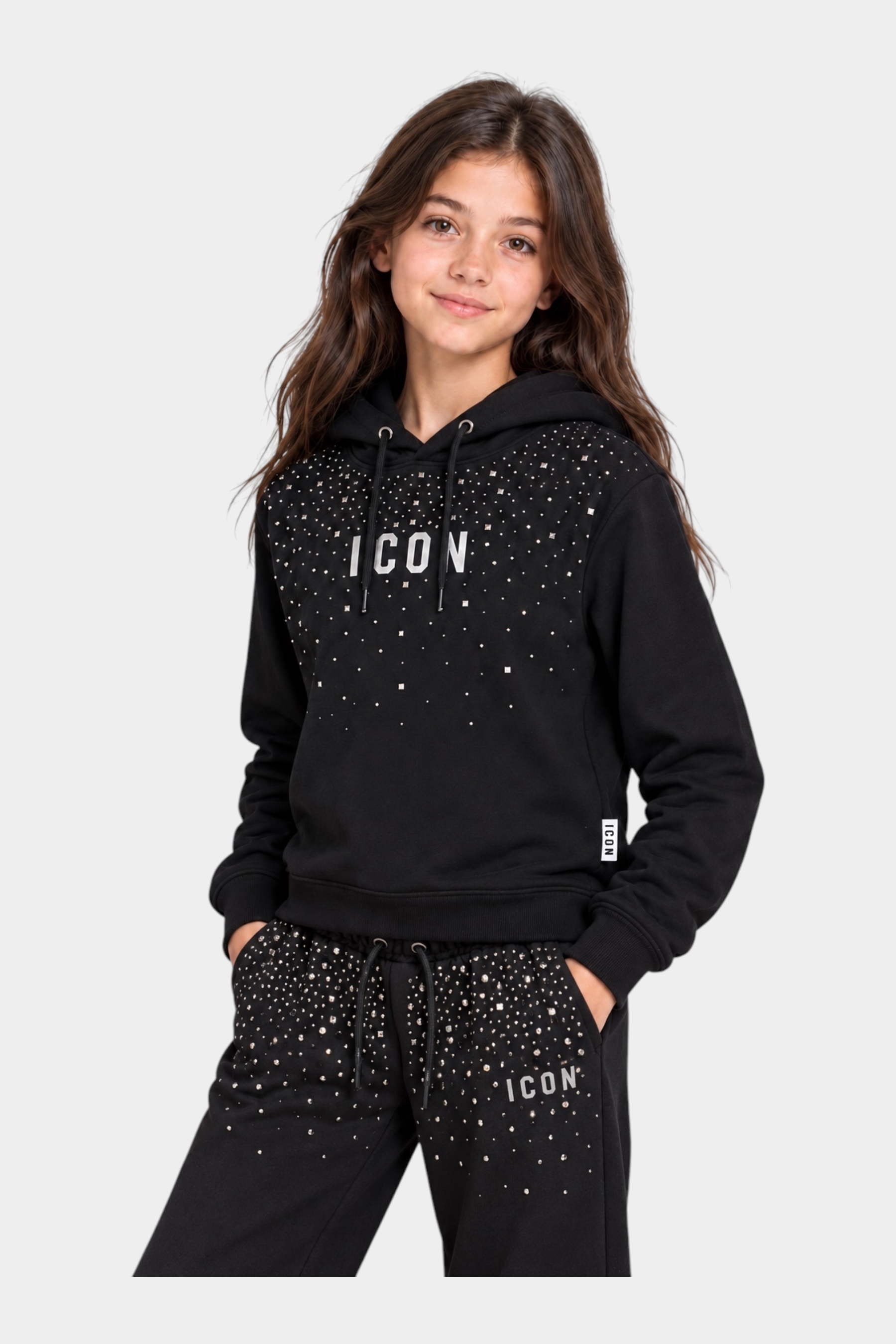 Bambina indossa felpa nera Follower SRL con cappuccio e scritta ICON decorata da strass luminosi