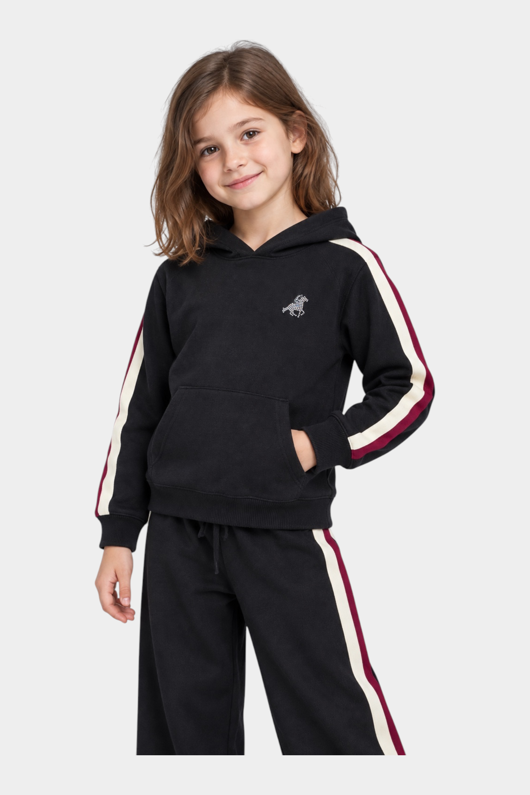 Bambina indossa felpa nera con cappuccio Follower SRL, decorata con strass e bande laterali bordeaux e bianche