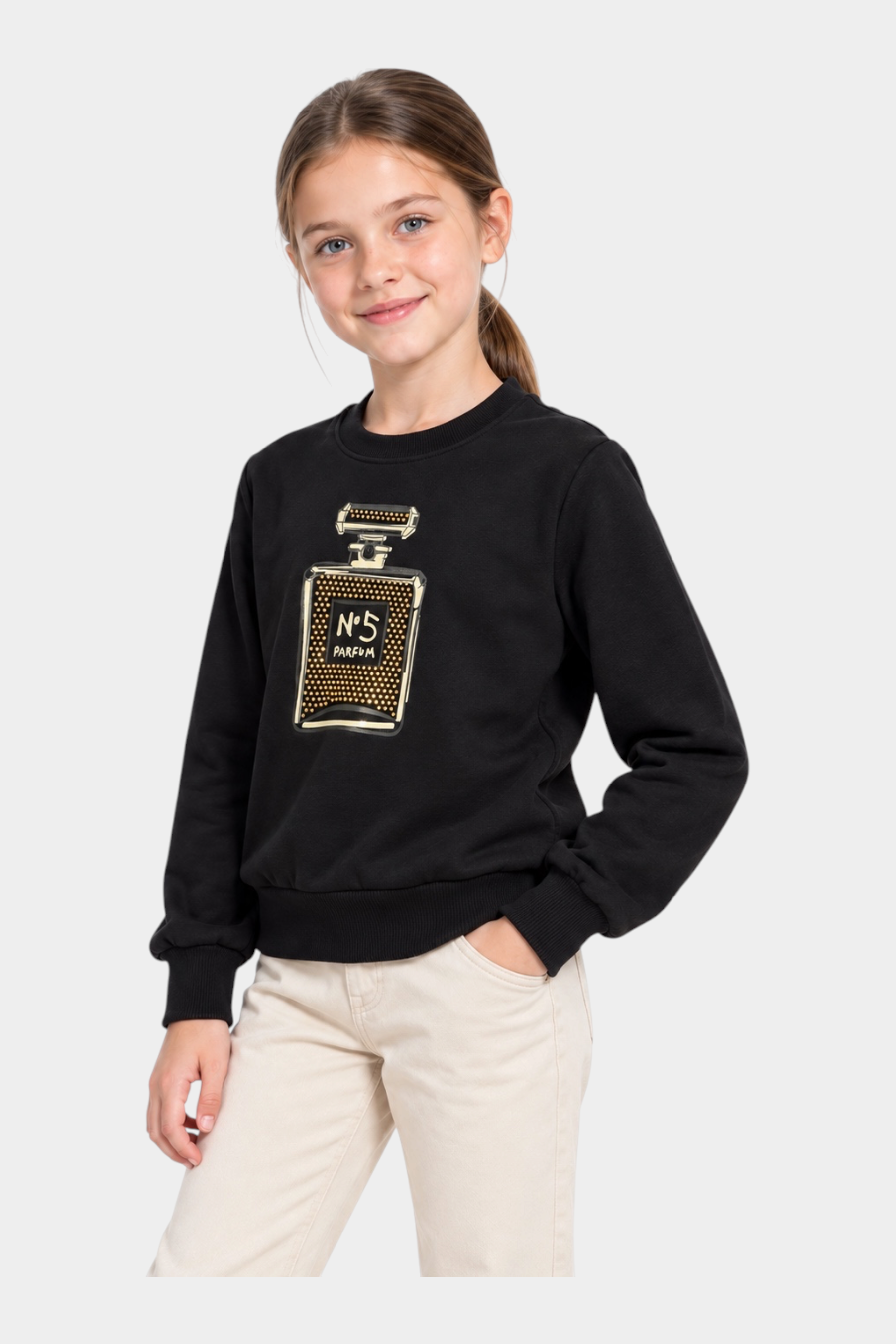 Bambina indossa felpa nera Follower SRL con stampa di boccetta di profumo decorata da strass dorati