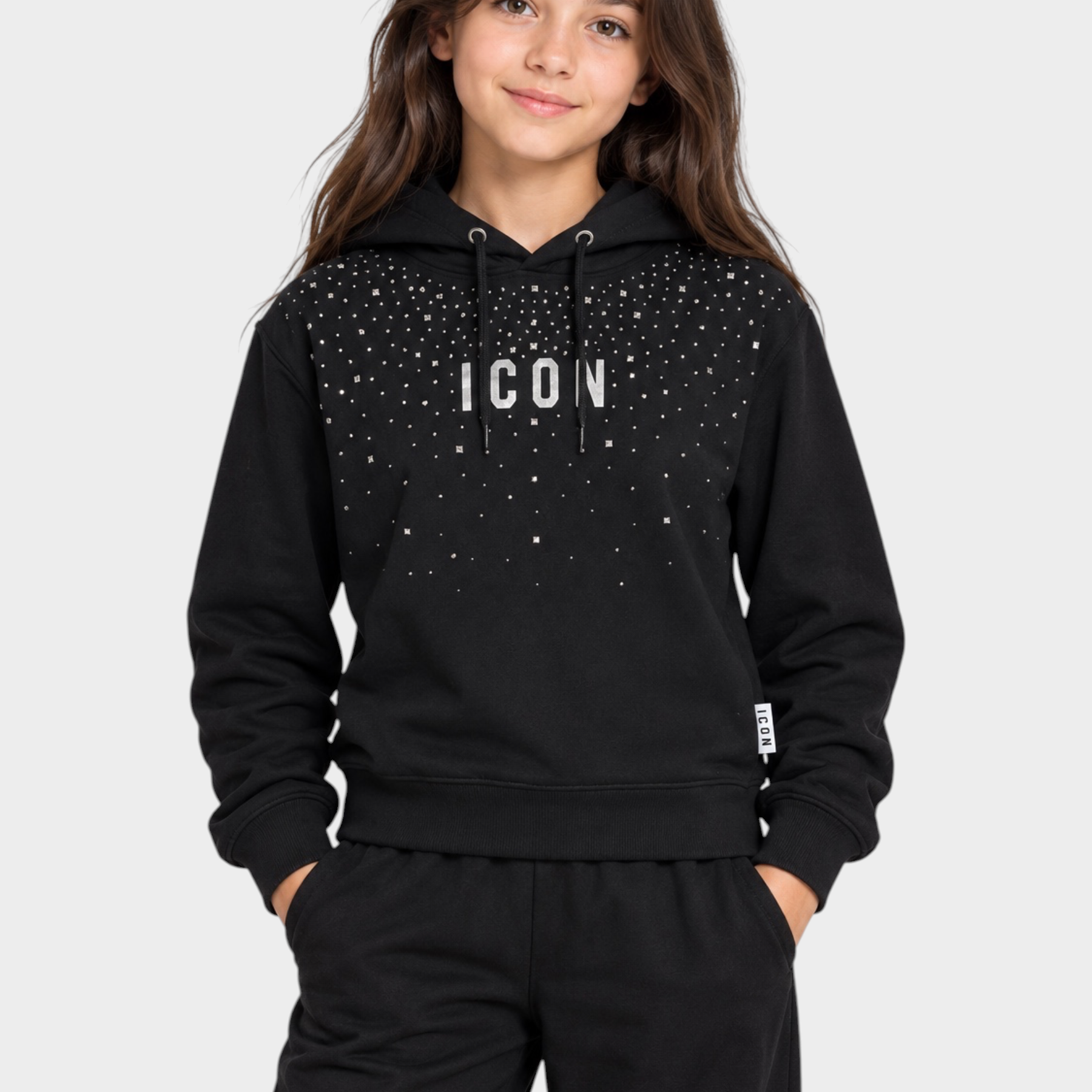 Bambina indossa una felpa nera con cappuccio Follower SRL decorata con strass e scritta ICON sul petto