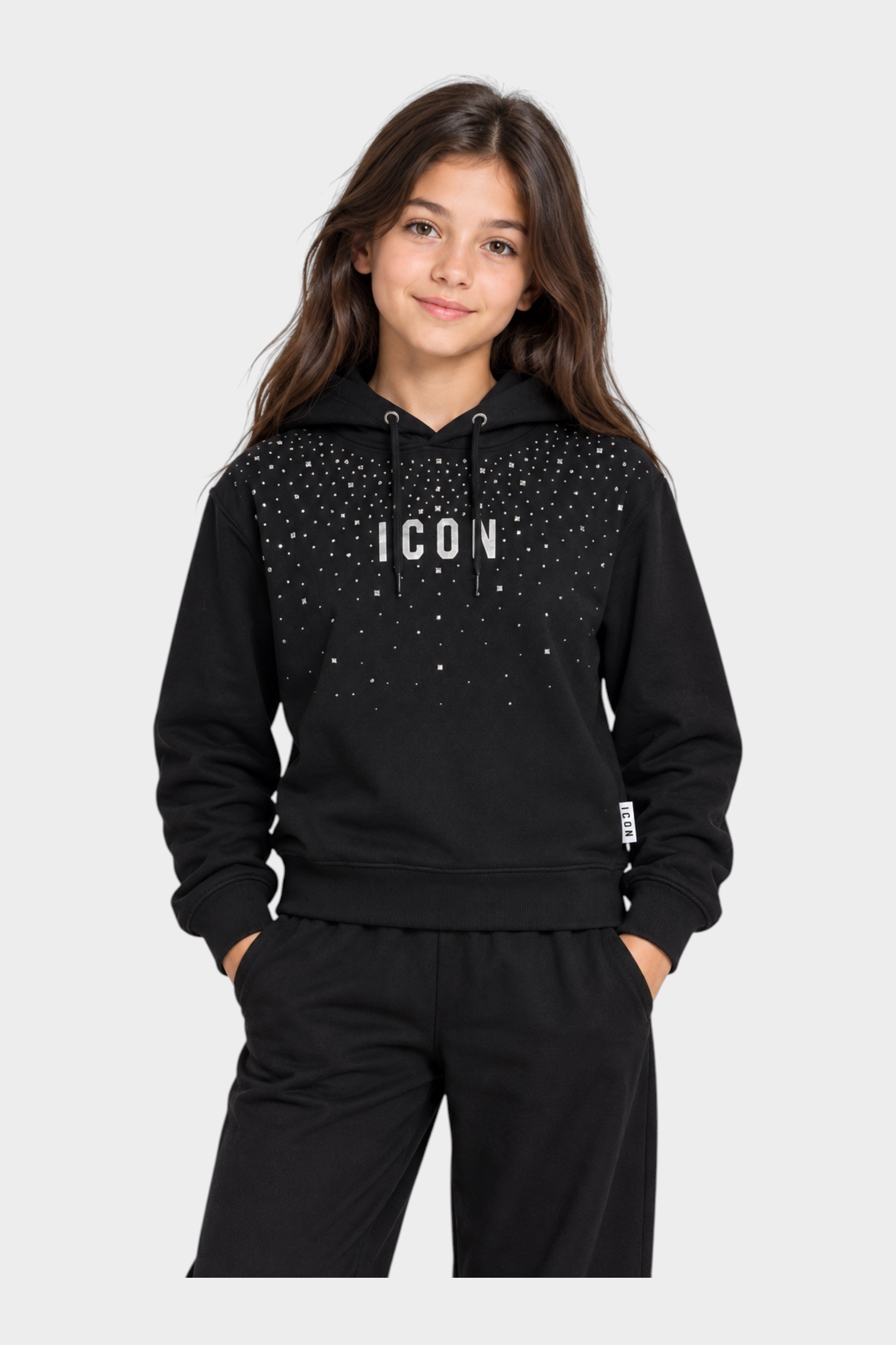 Bambina indossa una felpa nera con cappuccio Follower SRL decorata con strass e scritta ICON sul petto
