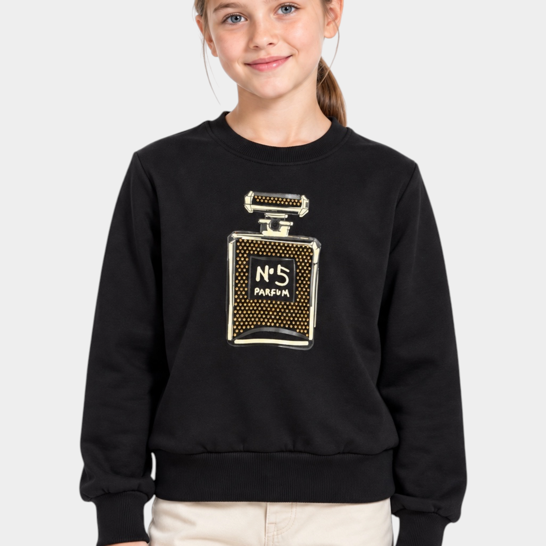 Bambina indossa felpa nera Follower SRL con decorazione gioiello a forma di boccetta di profumo con strass
