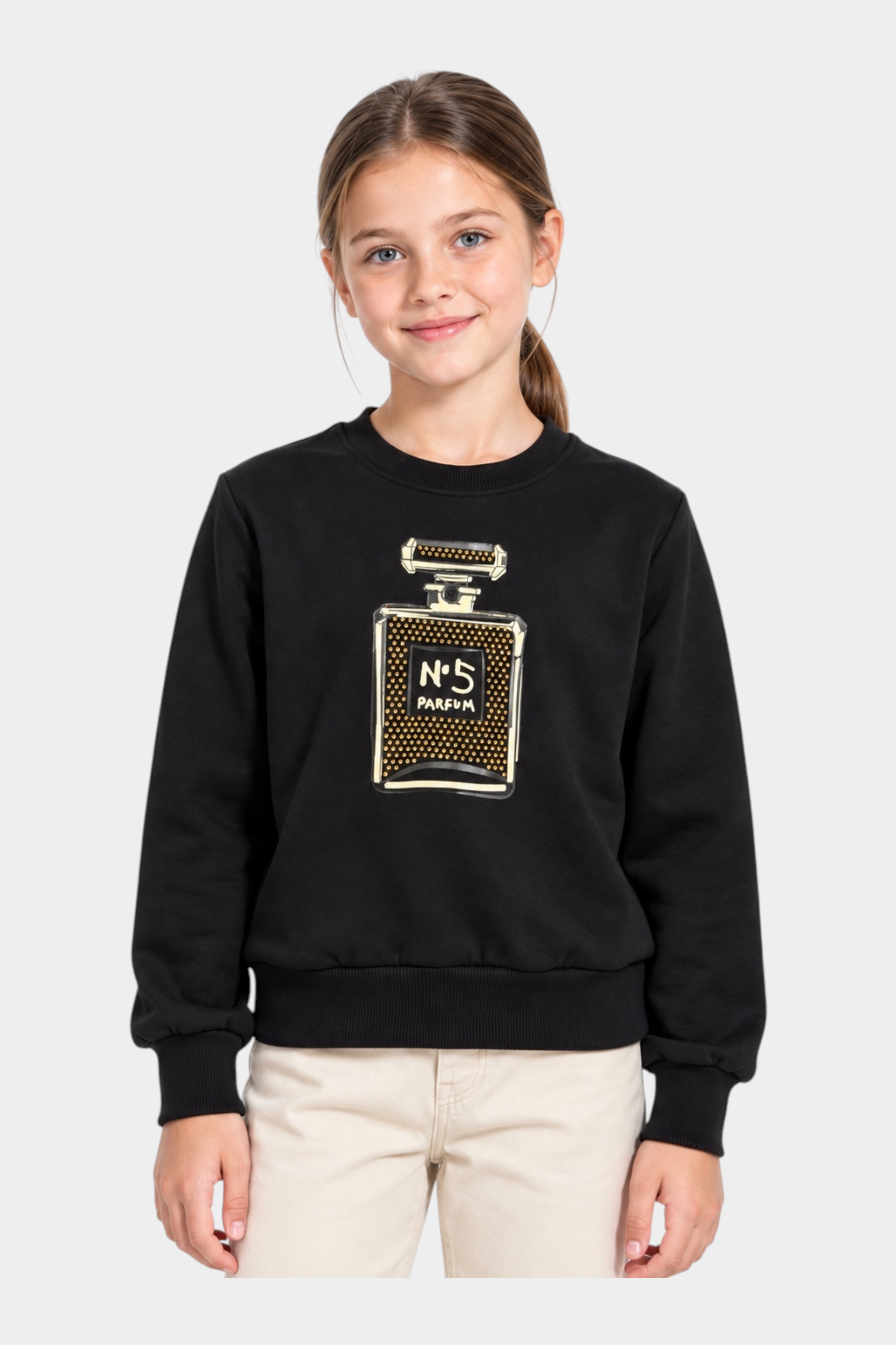 Bambina indossa felpa nera Follower SRL con decorazione gioiello a forma di boccetta di profumo con strass