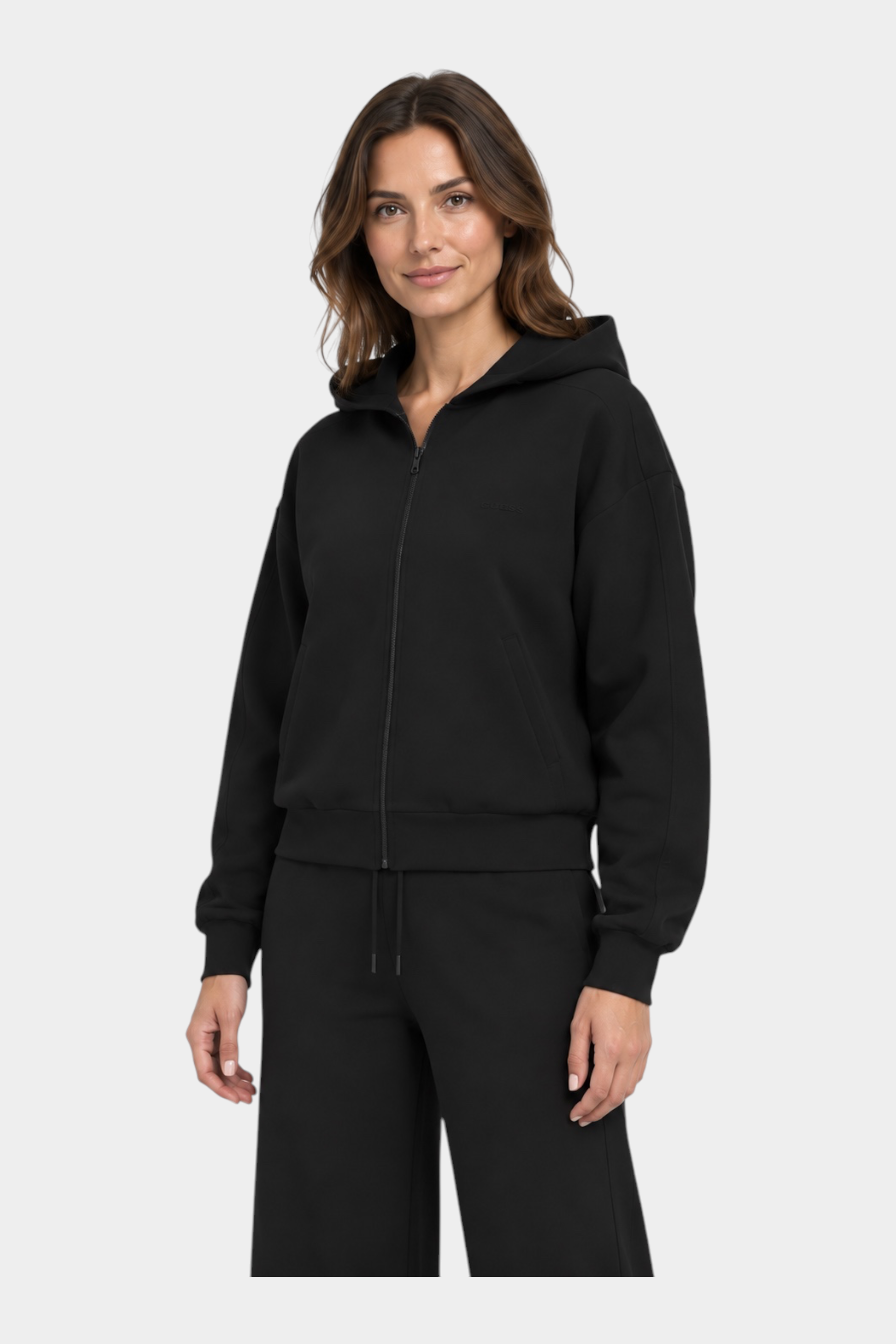 Modella indossa una felpa con cappuccio e zip intera nera di Follower SRL, dal design minimalista e moderno.