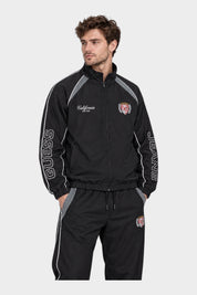 Modello indossa felpa giubbino in nylon nero Follower SRL GUESS con loghi California e dettagli sportivi a contrasto