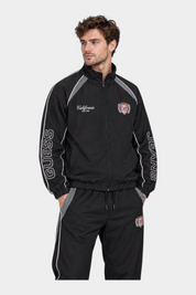 Modello indossa felpa giubbino in nylon nero Follower SRL GUESS con loghi California e dettagli sportivi a contrasto
