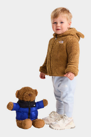 Bambino che indossa una felpa con cappuccio in pile marrone Follower SRL Campshire con orsetto di peluche