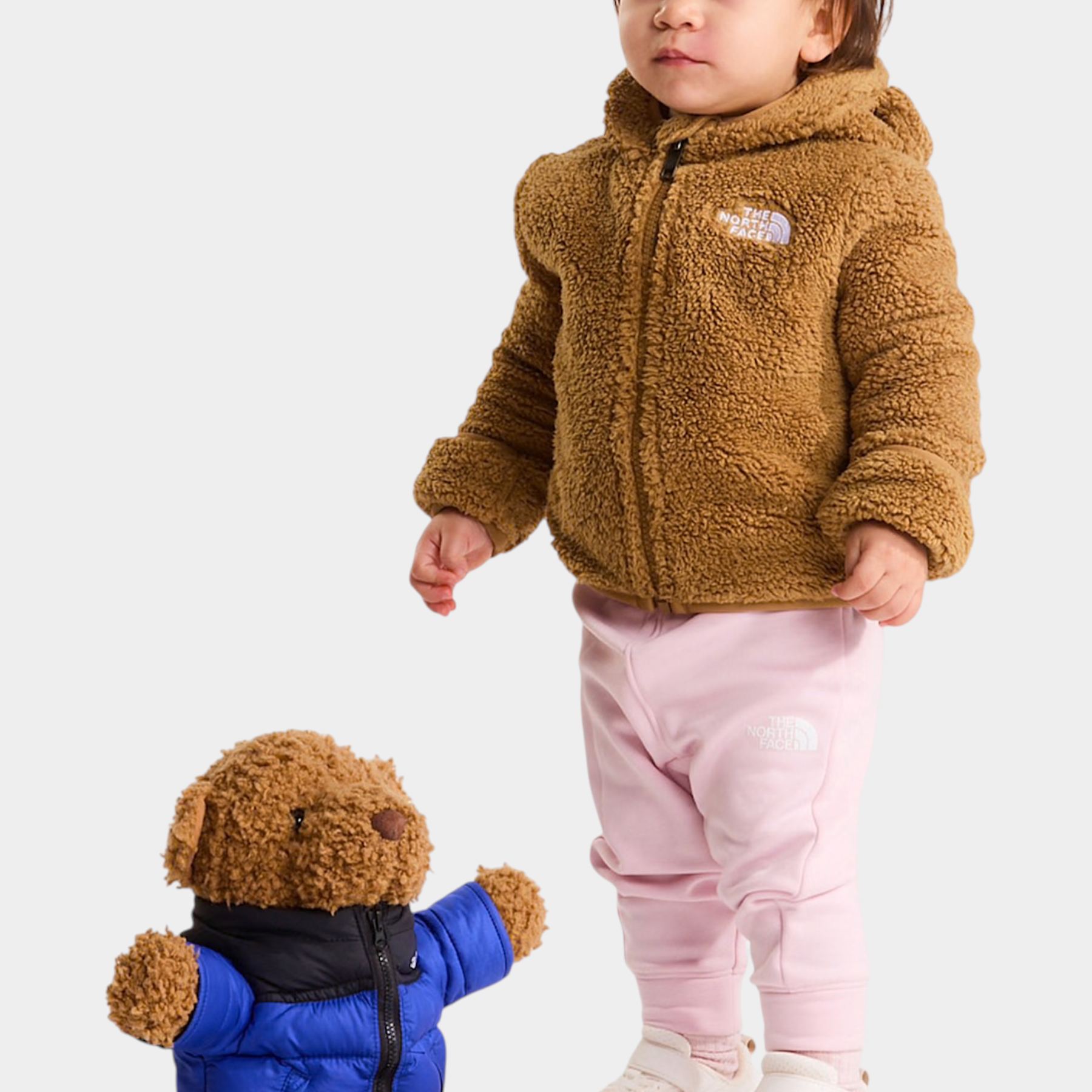 Bambina che indossa una felpa con cappuccio in pile marrone Follower SRL Campshire con orsacchiotto
