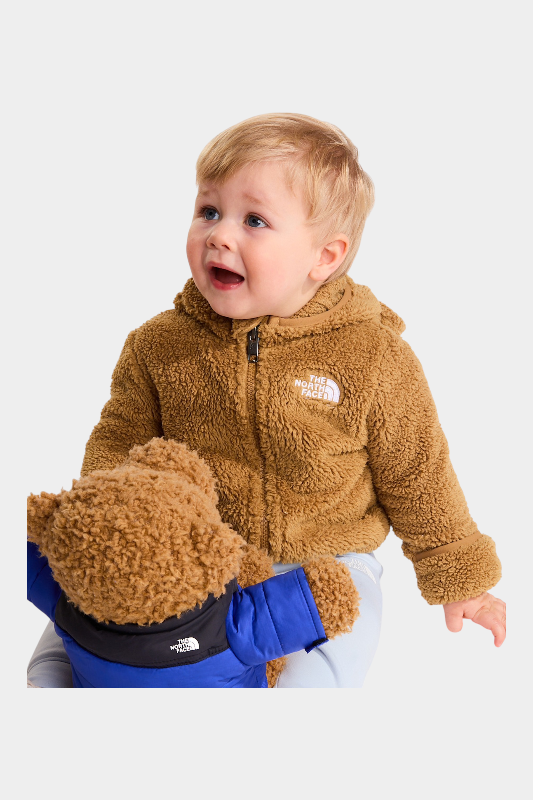 Bambino che indossa una felpa con cappuccio in pile marrone Follower SRL The North Face con zip frontale